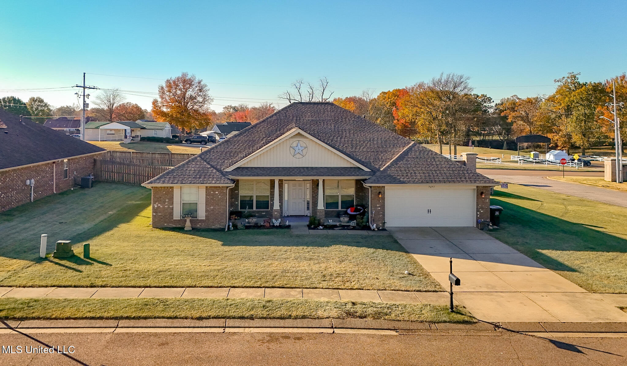 7693 W Woodridge Drive, Southaven, Mississippi image 1