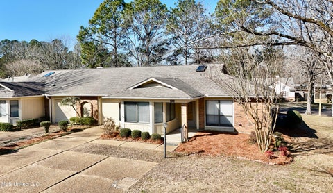Homes For Sale - 100 Villa Way<br/> Clinton, MS 39056