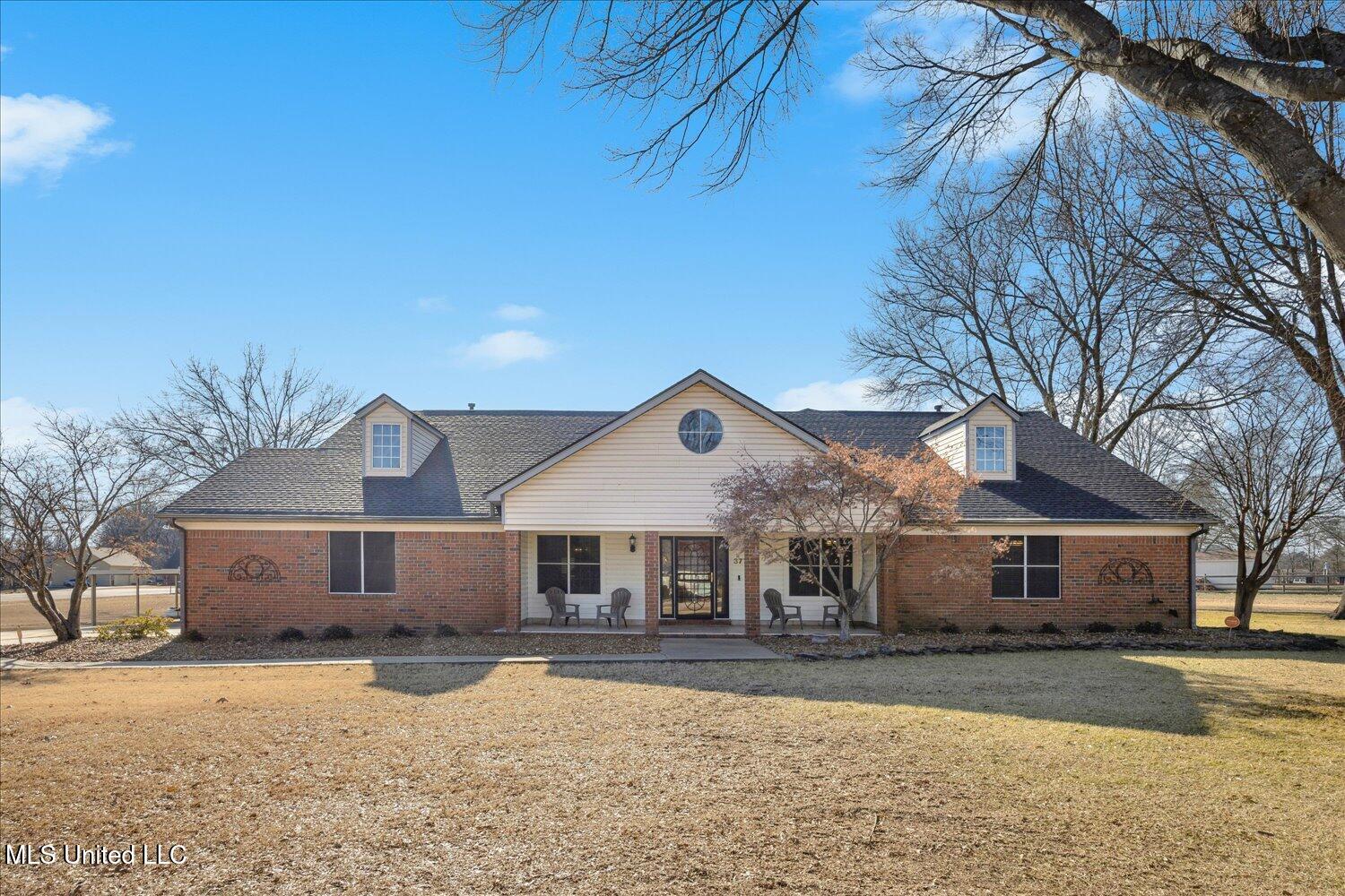 3775 Meadow Creek Drive, Olive Branch, Mississippi image 1