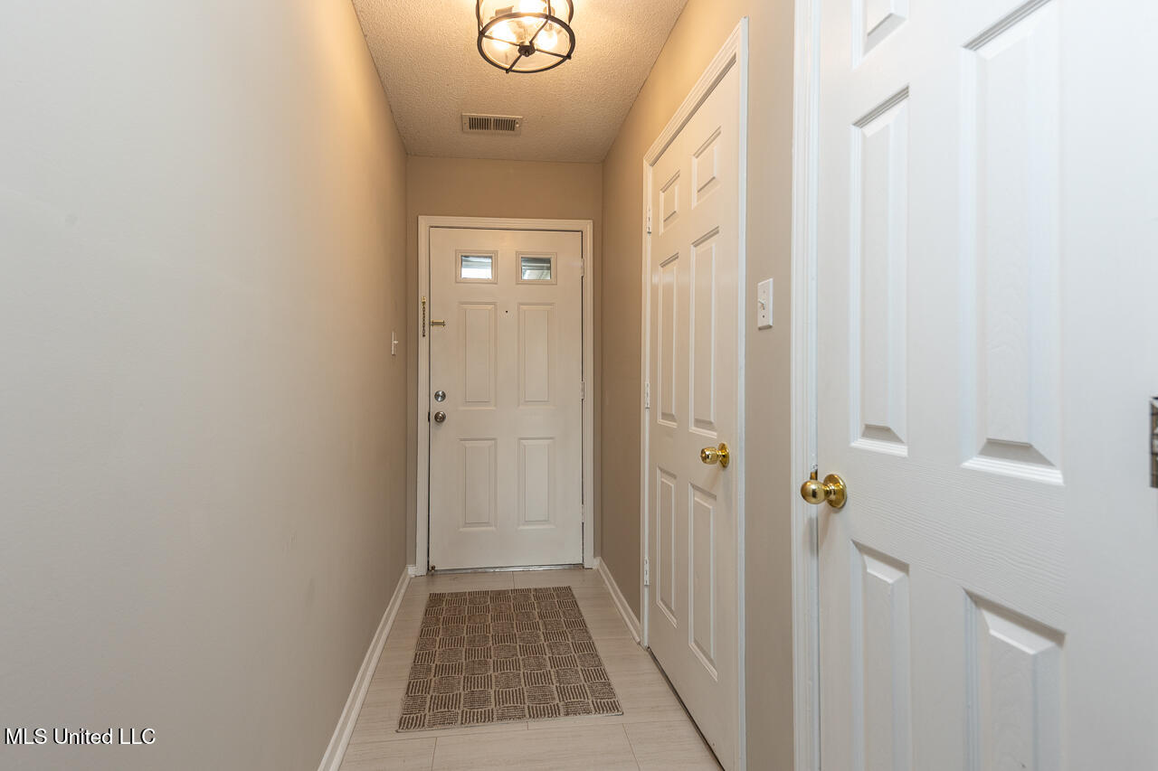 6393 Magnolia Lakes Drive, Olive Branch, Mississippi image 2