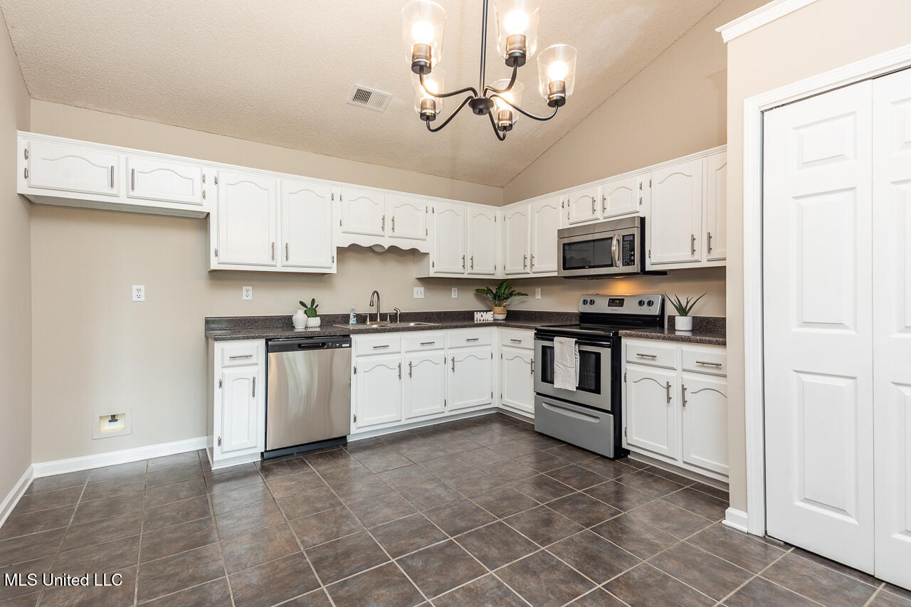 6393 Magnolia Lakes Drive, Olive Branch, Mississippi image 9