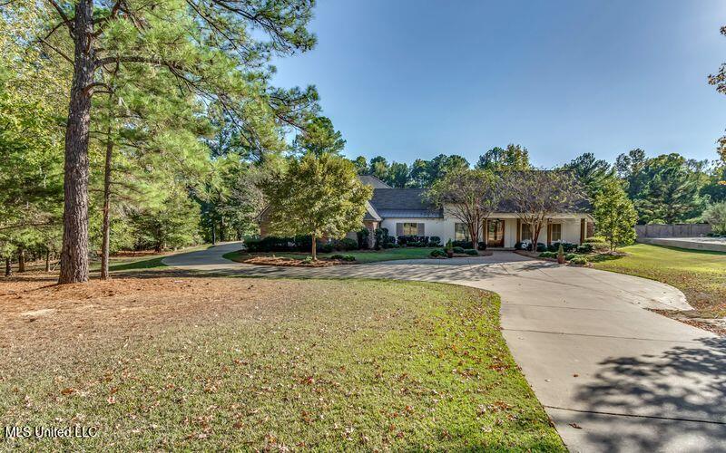 235 Hidden Oaks Drive, Ridgeland, Mississippi image 2