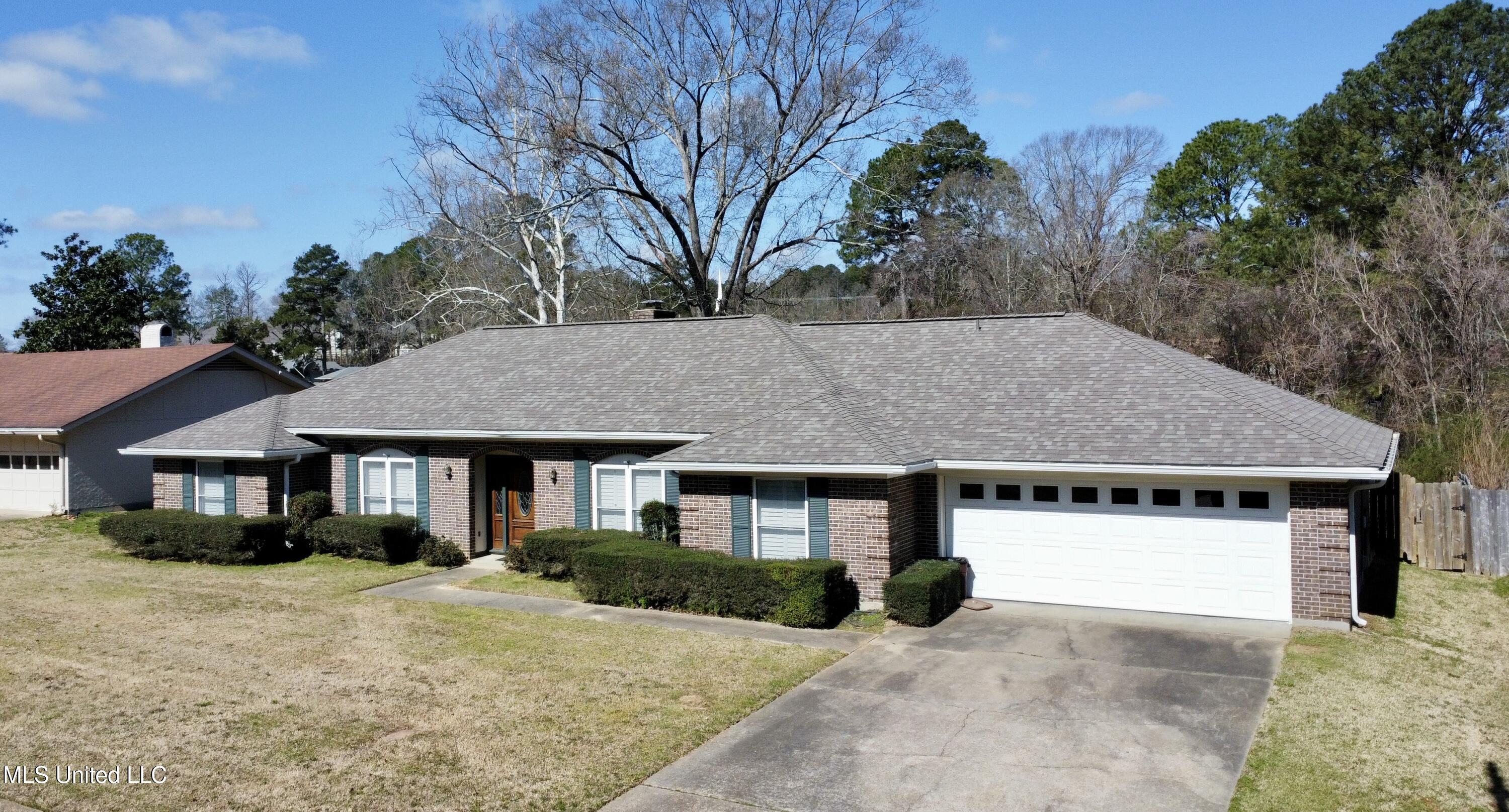 1215 Cliffdale Drive, Clinton, Mississippi image 1
