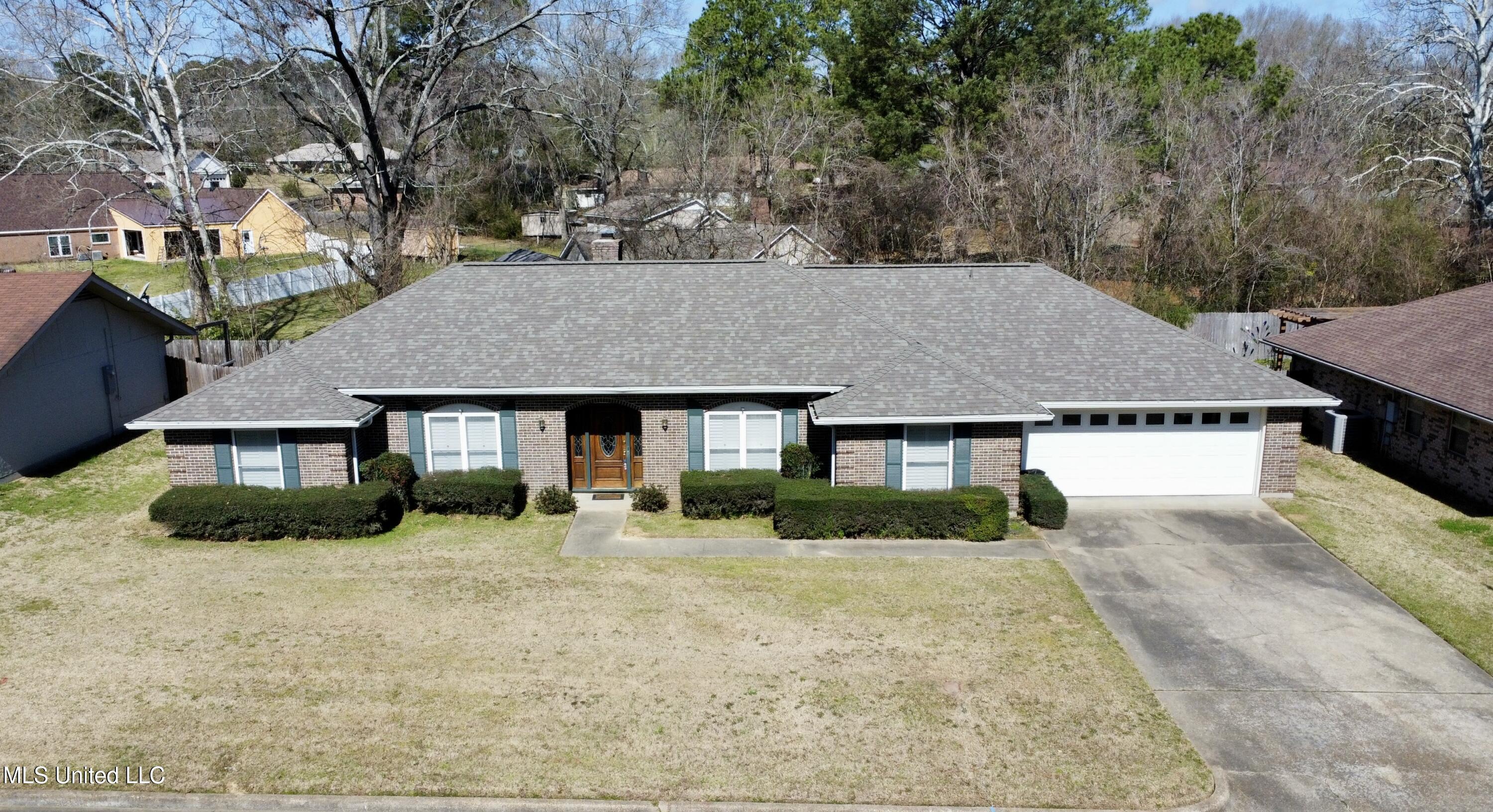 1215 Cliffdale Drive, Clinton, Mississippi image 2