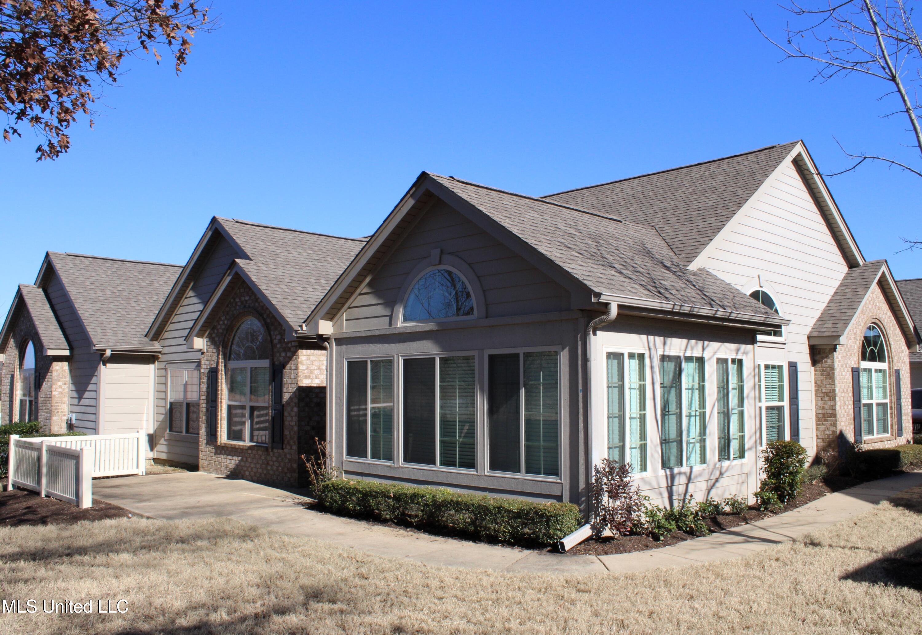 8645 Parkview Oaks Circle, Olive Branch, Mississippi image 1