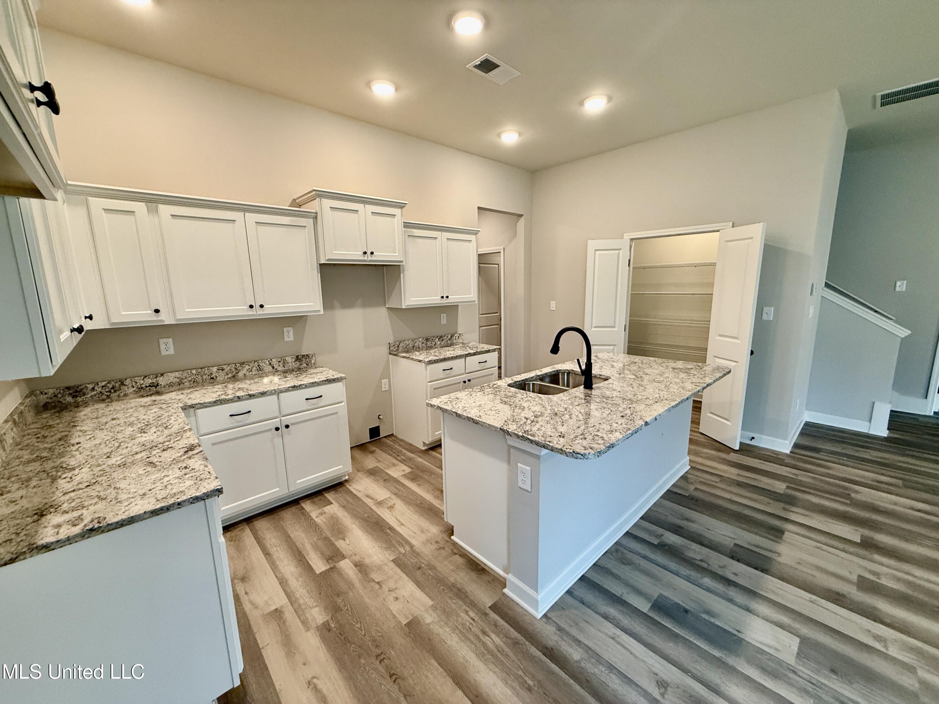 6334 Acorn Way, Walls, Mississippi image 6