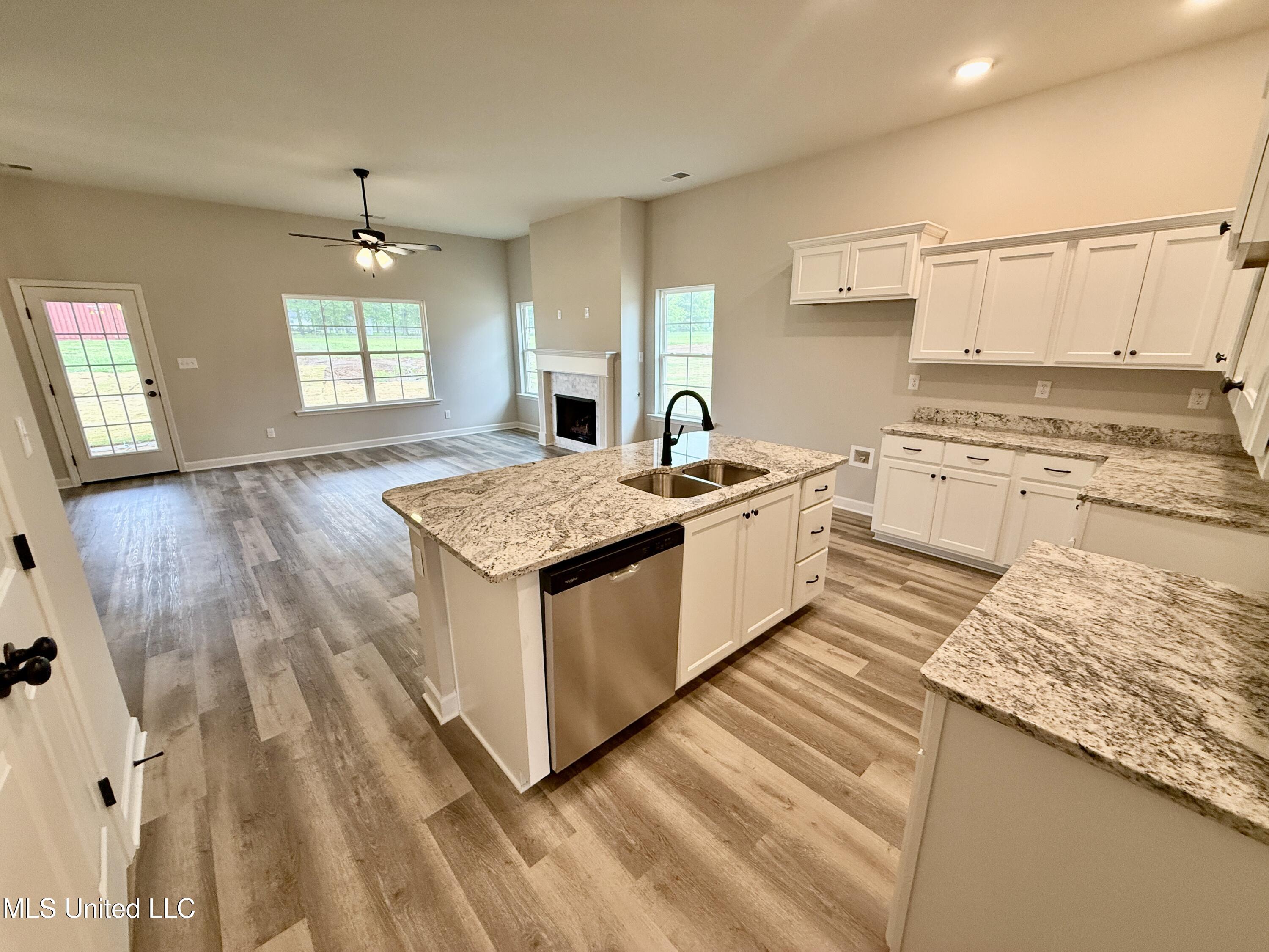 6334 Acorn Way, Walls, Mississippi image 4