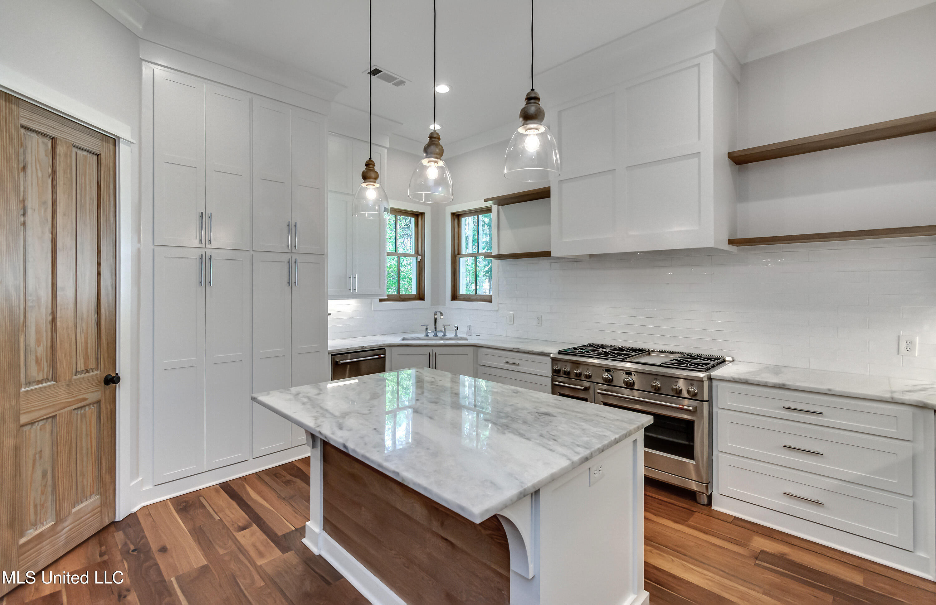 Madison, Mississippi 39110, United States, 4 Bedrooms Bedrooms, ,4 BathroomsBathrooms,Residential,Pending,159450