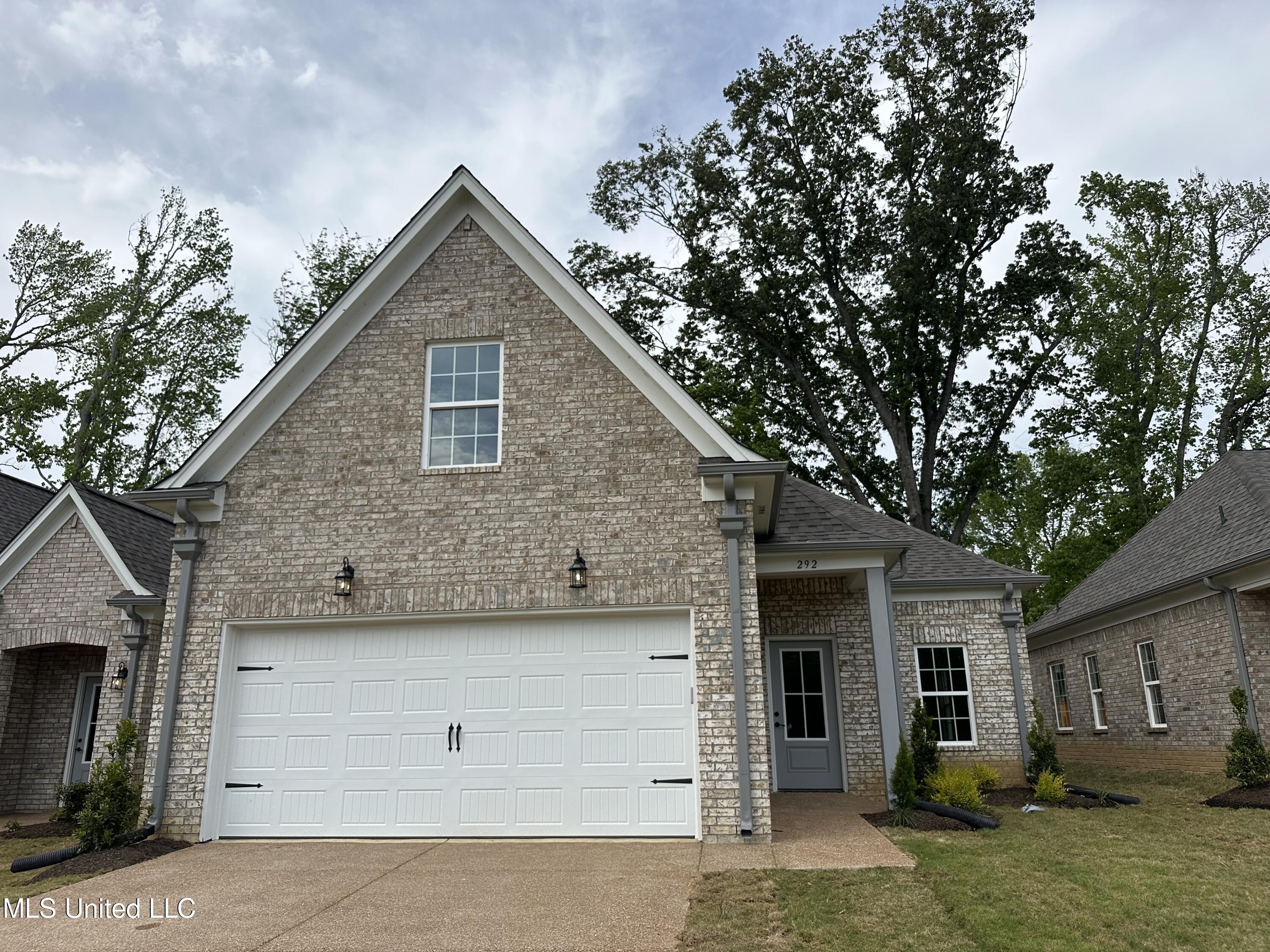 292 Flower Garden Drive Dr, Southaven, Mississippi image 1