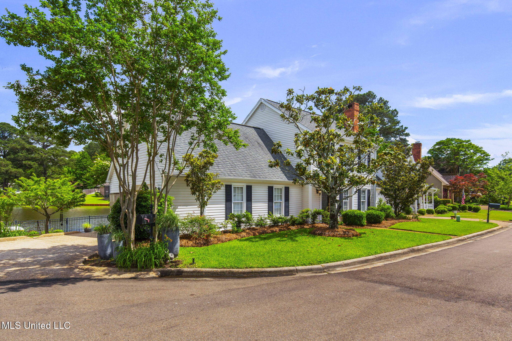 8 Spring Lake Point, Pearl, Mississippi image 3
