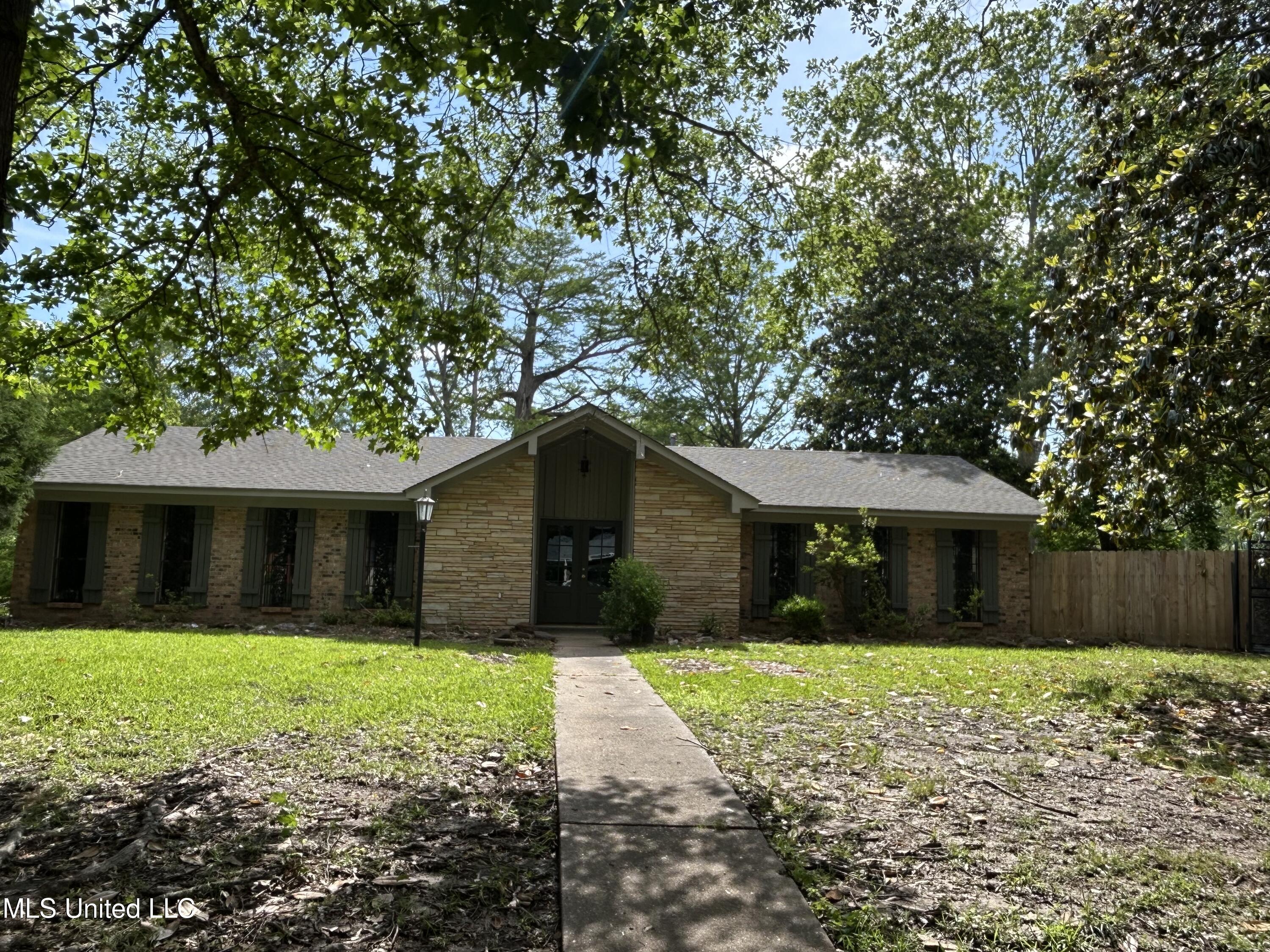 215 Quail Trail, Greenwood, Mississippi image 2