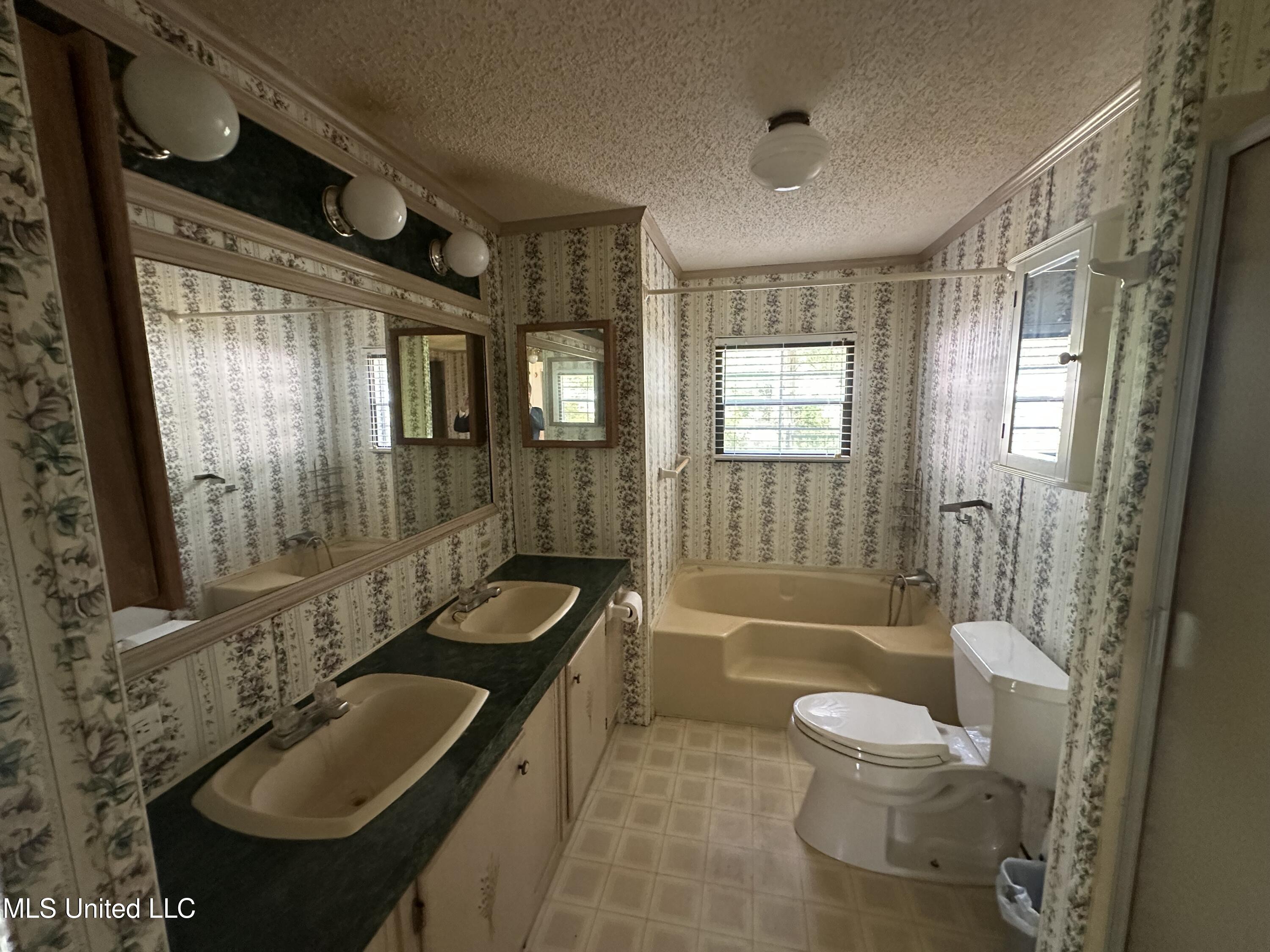 18241 Robin Oaks Drive, Gulfport, Mississippi image 9