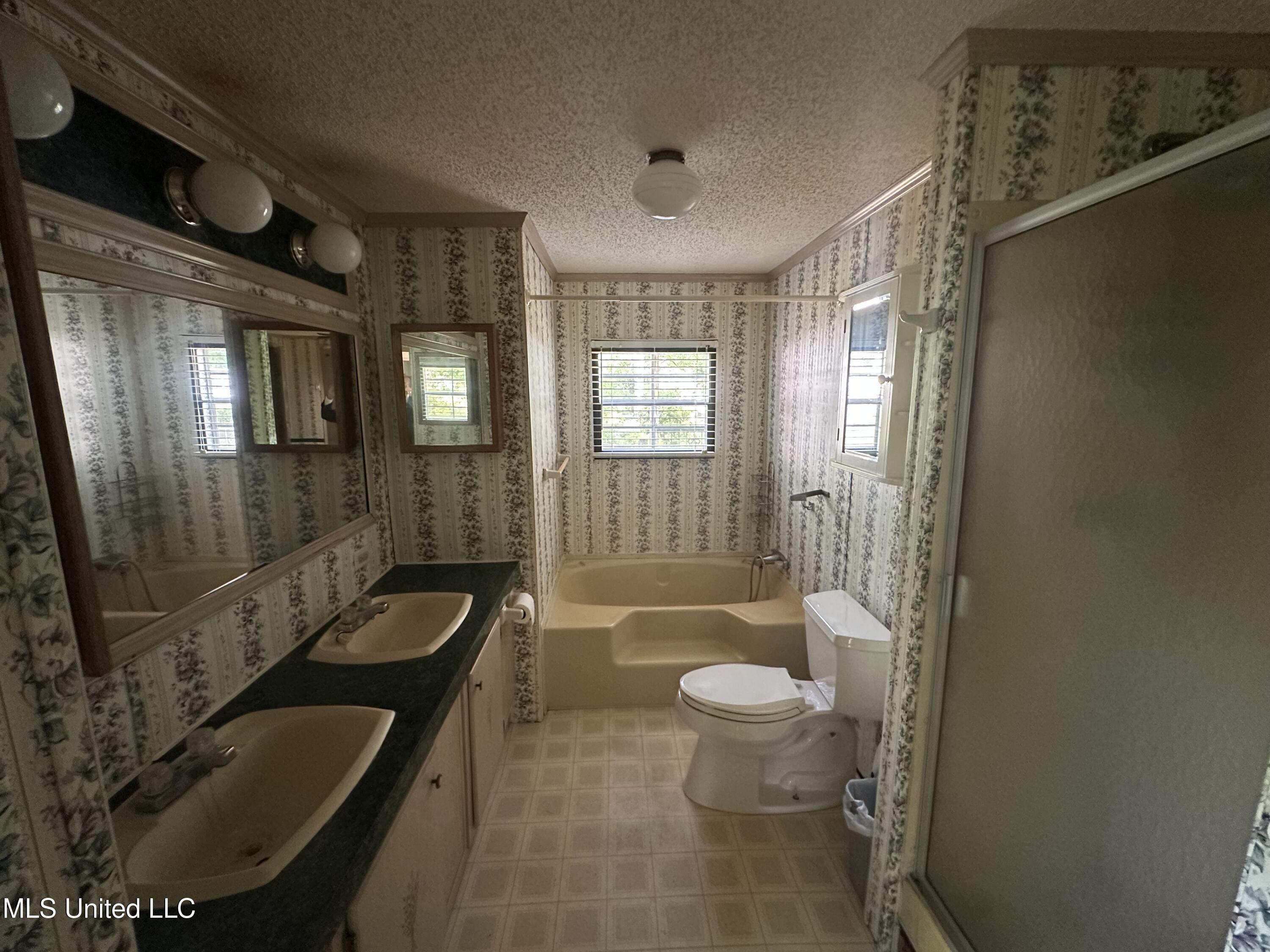 18241 Robin Oaks Drive, Gulfport, Mississippi image 10