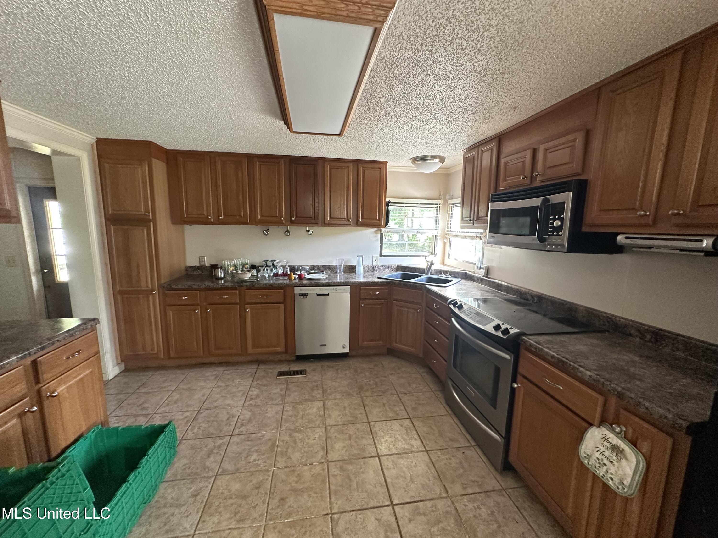 18241 Robin Oaks Drive, Gulfport, Mississippi image 6