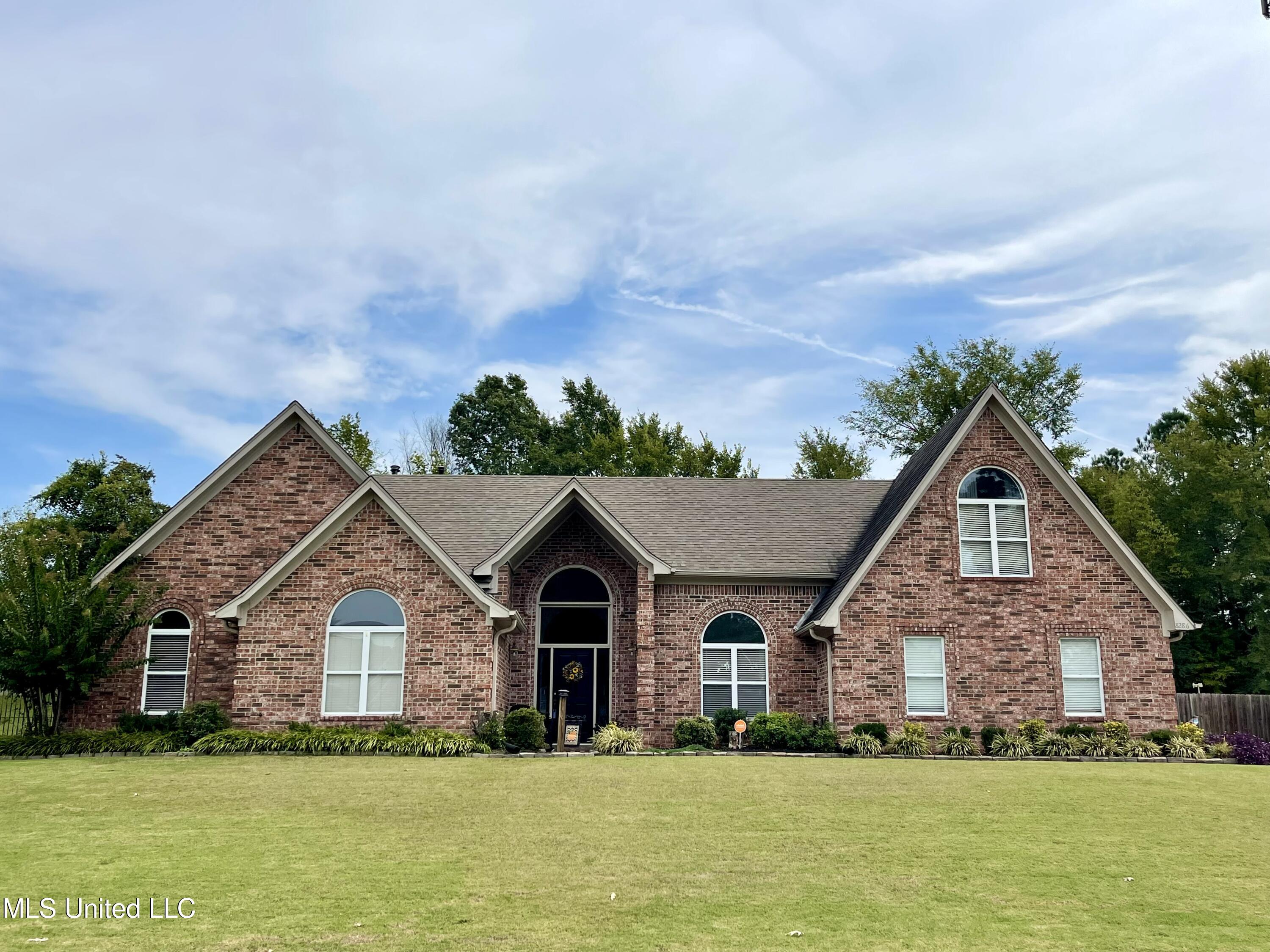 8286 Montrose Drive, Olive Branch, Mississippi image 1