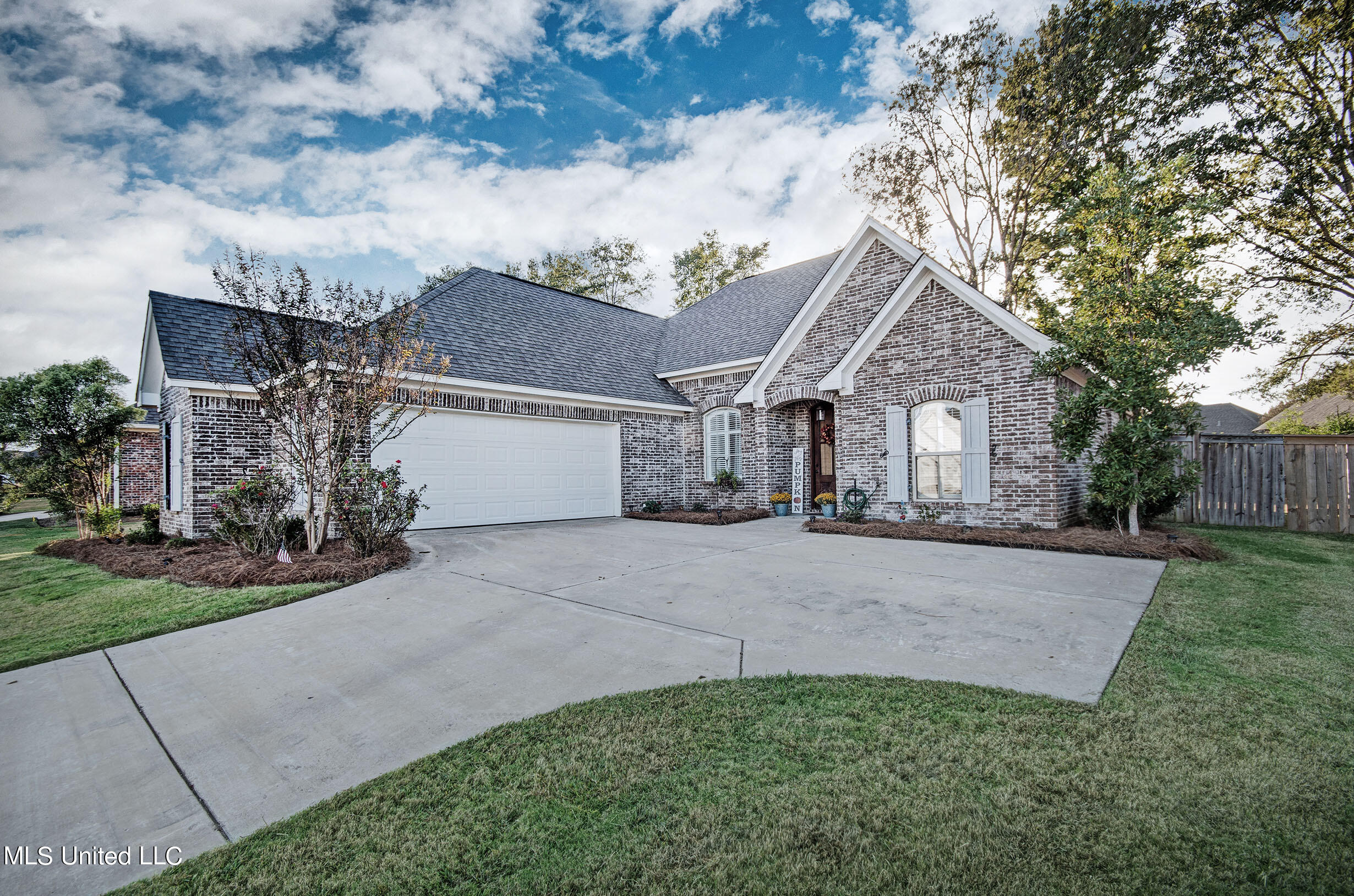 144 Sweetbriar Circle, Canton, Mississippi image 1