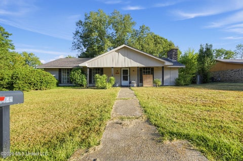 Homes For Sale - 5424 Brookhollow Drive<br/> Jackson, MS 39212