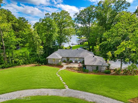 Homes For Sale - 227 Lakeshore Drive<br/> Madison County, Madison, MS 39110