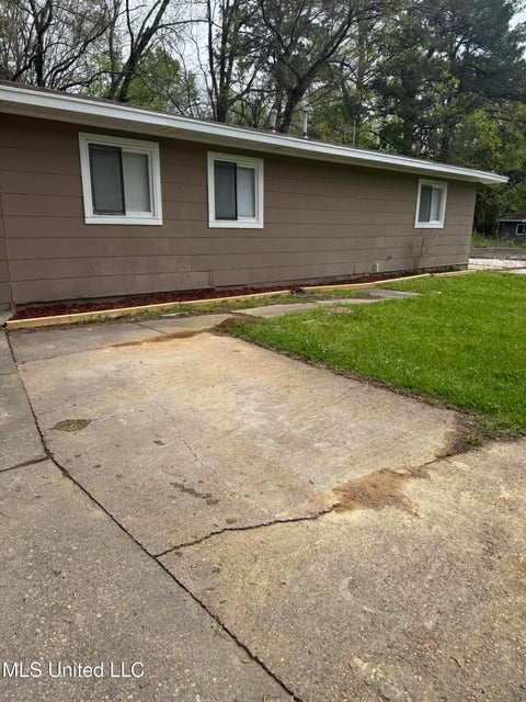 Homes For Rent - 3020 Lakewood Drive<br/> Jackson, MS 39212