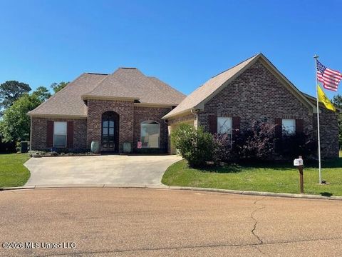 Homes For Sale - 1018 Fairway Cove<br/> McComb, MS 39648