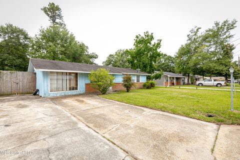 Single Family Residence in Ocean Springs MS 215 Maple Drive 3.jpg