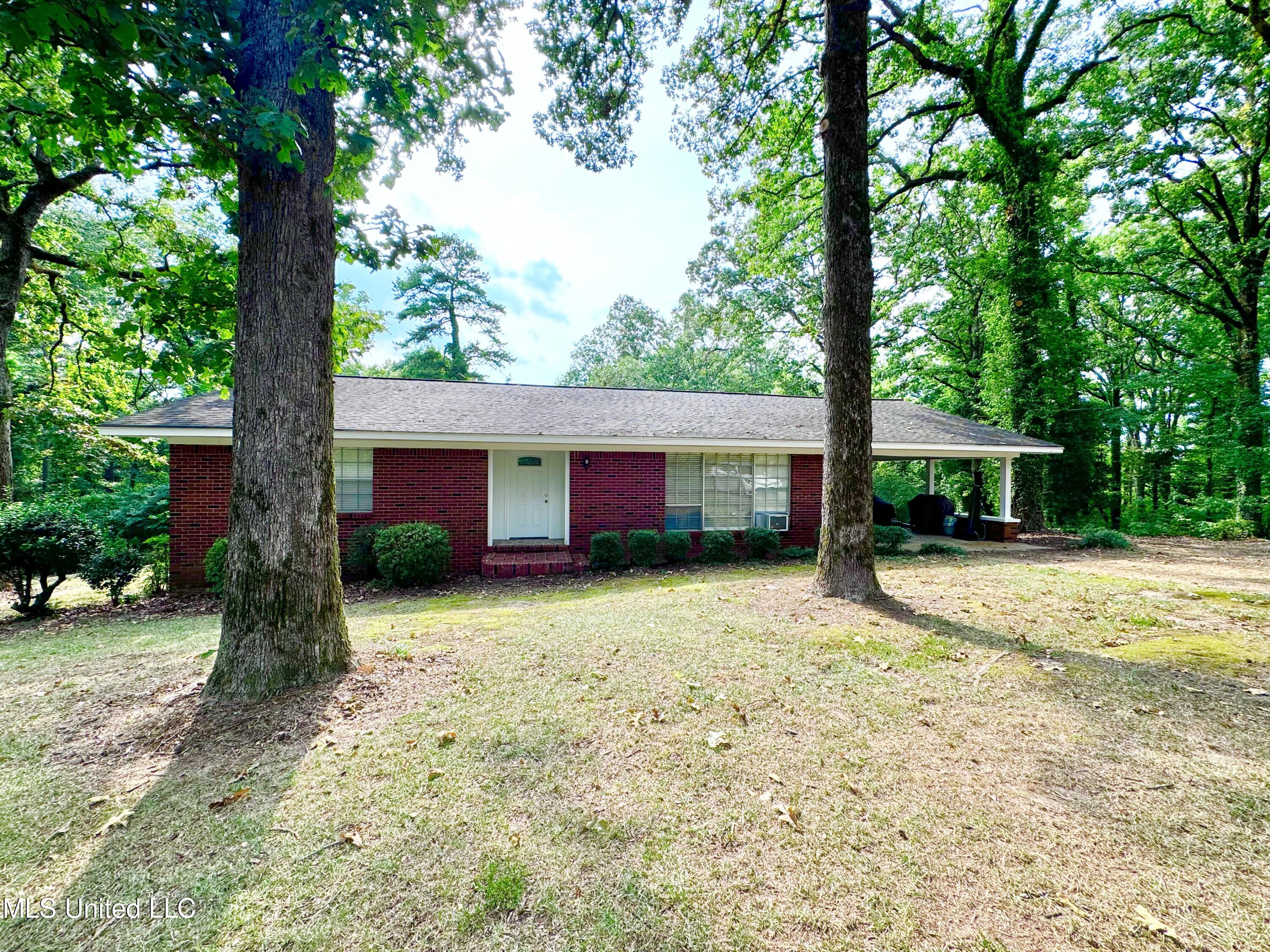 471 Gray Oaks Road, Grenada, Mississippi image 1