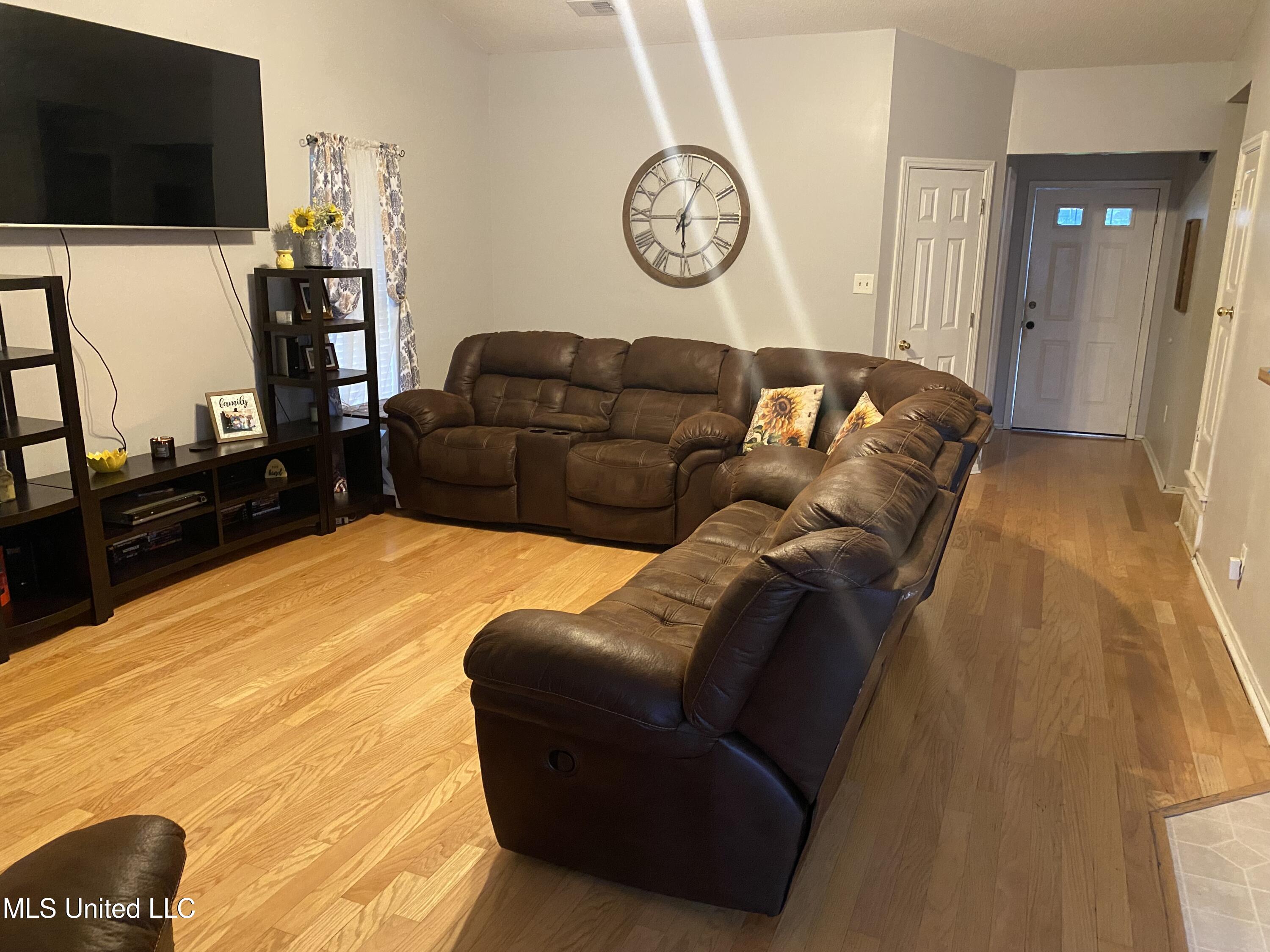 10326 Amanda Drive, Olive Branch, Mississippi image 2