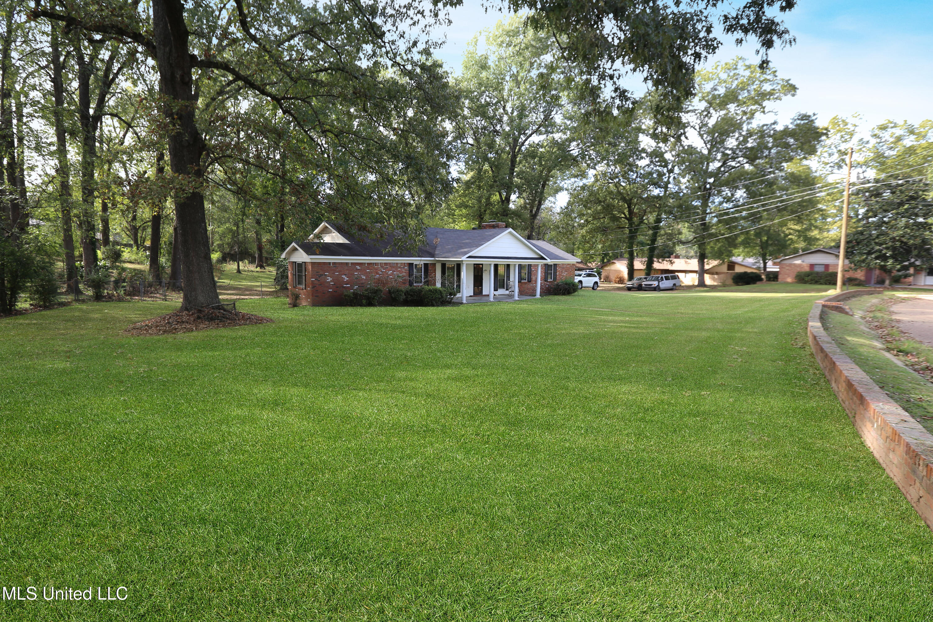 1402 Shady Glen Drive, Clinton, Mississippi image 1