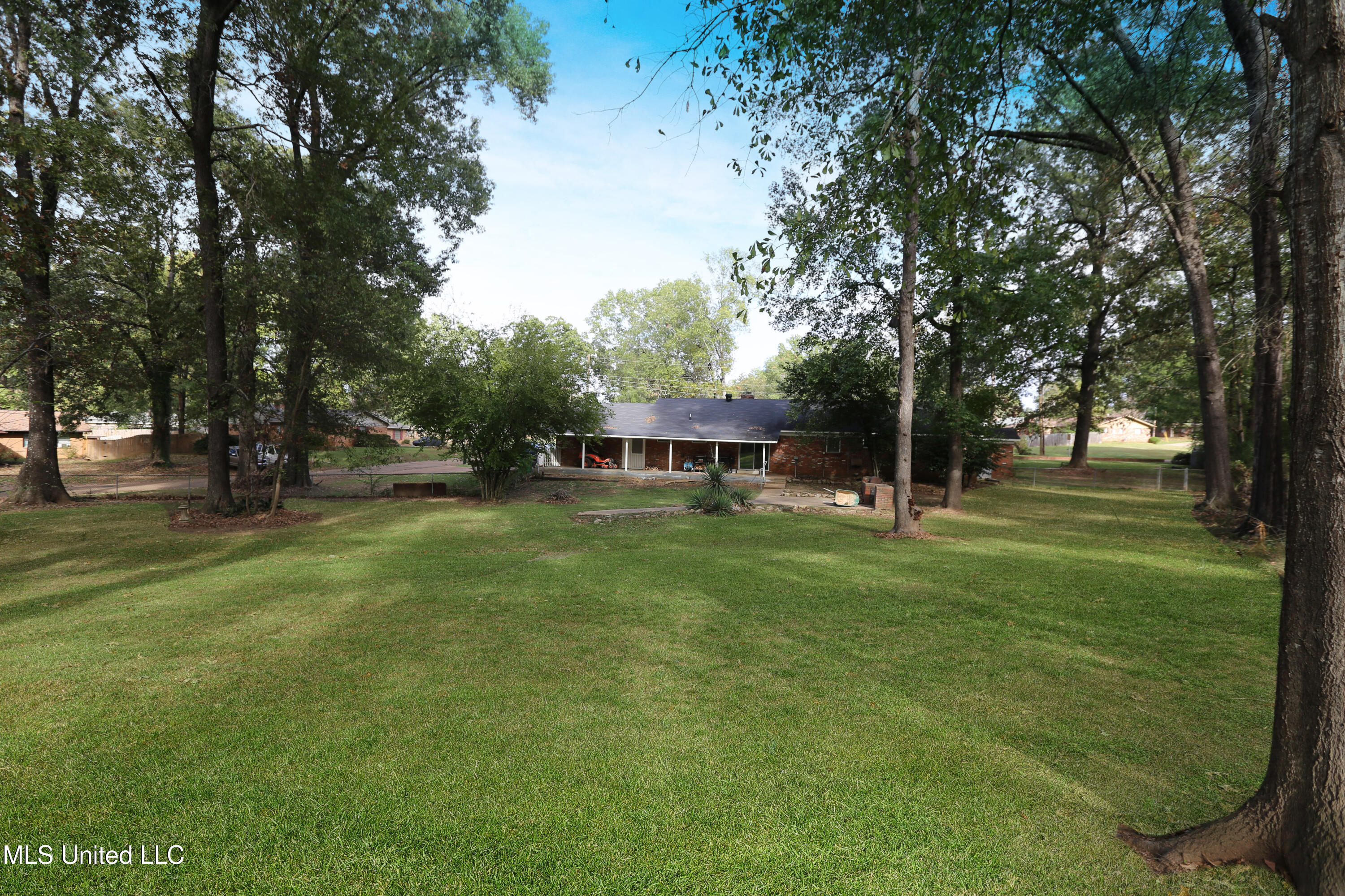 1402 Shady Glen Drive, Clinton, Mississippi image 28