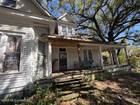 Homes For Sale - 800 Edwards Street<br/> Forrest County, Hattiesburg, MS 39401