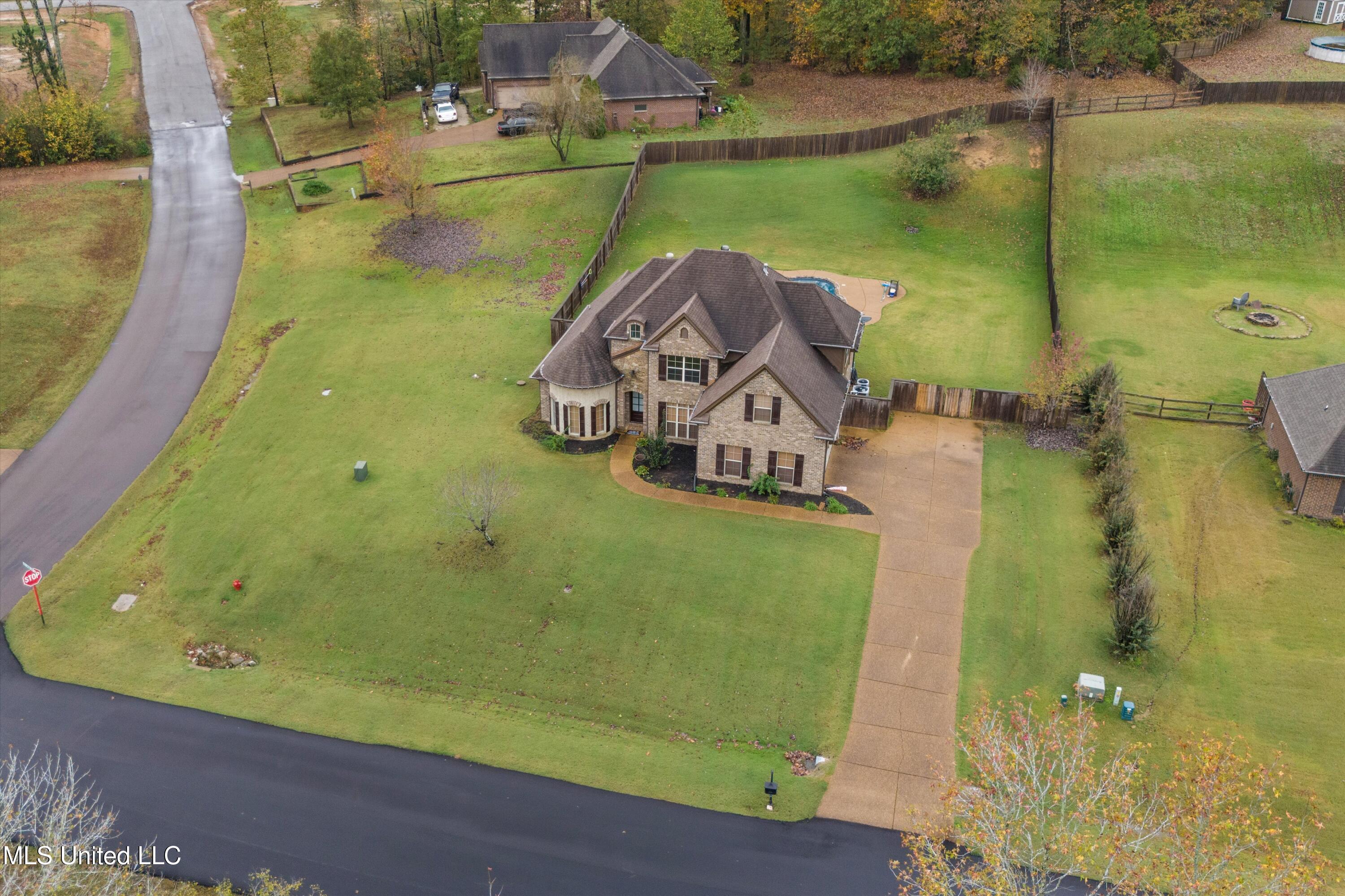 9879 Cypress Hollow Drive, Olive Branch, Mississippi image 33