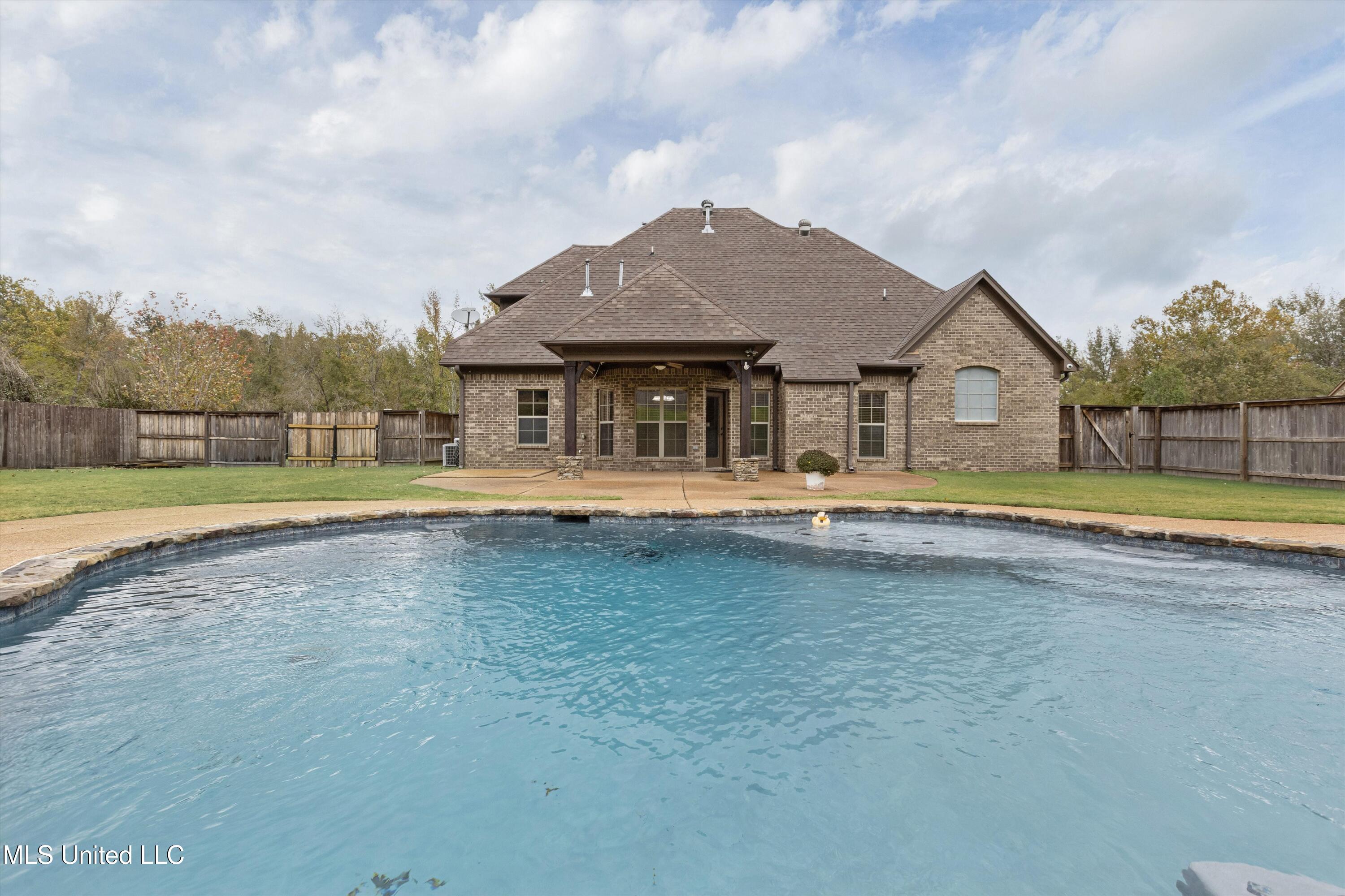 9879 Cypress Hollow Drive, Olive Branch, Mississippi image 29