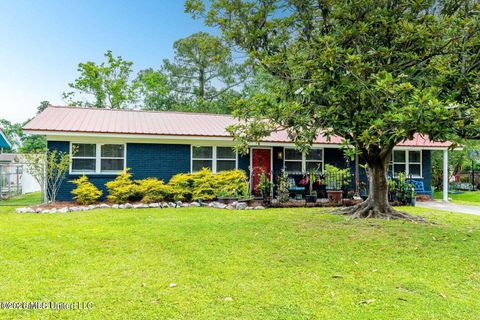 Homes For Sale - 208 Linda Drive<br/> Ocean Springs, MS 39564