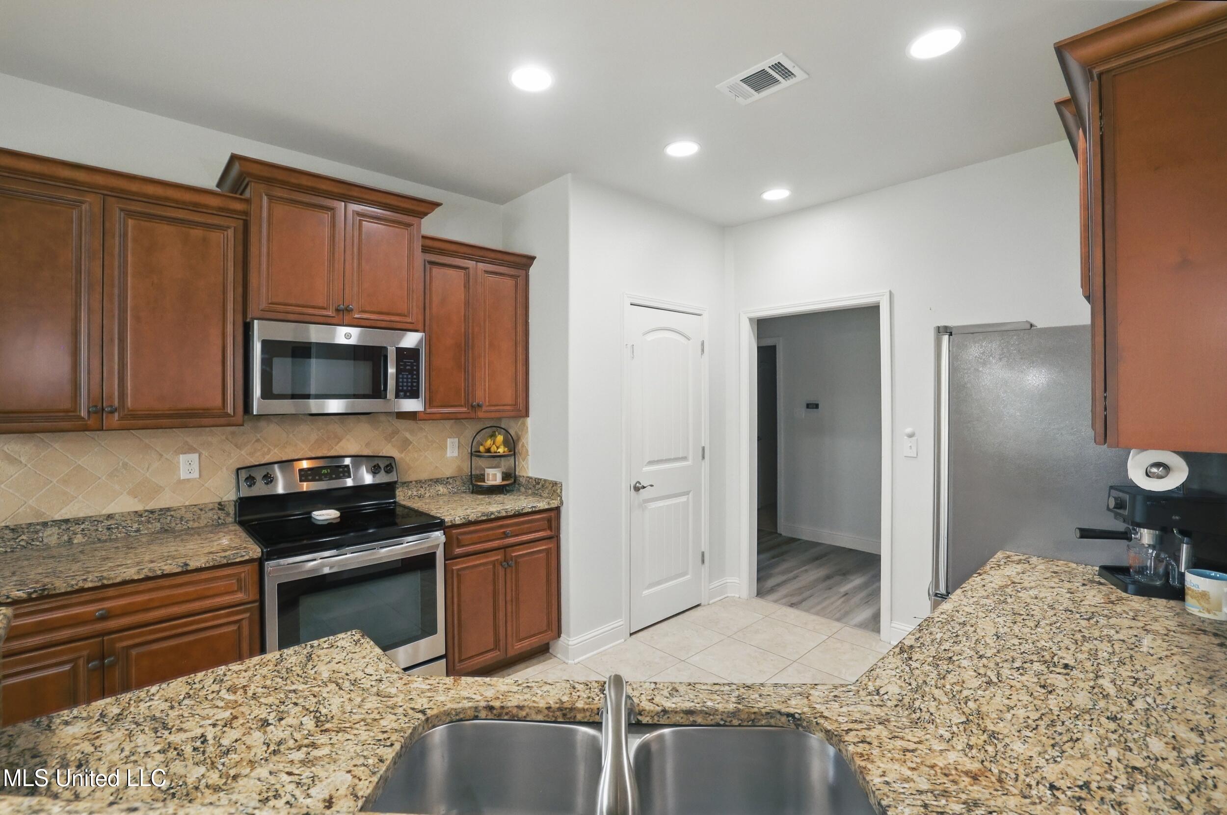 13111 Hawthorn Drive, Biloxi, Mississippi image 16