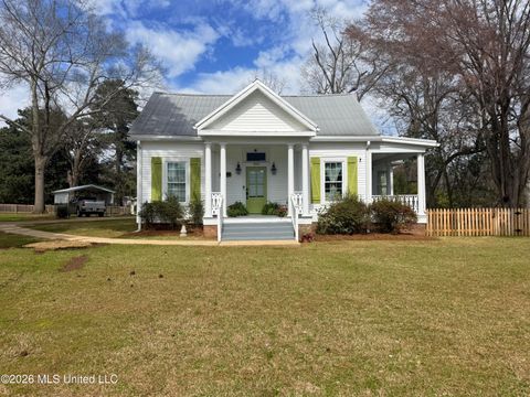 Homes For Sale - 404 W Georgetown Street<br/> Crystal Springs, MS 39059