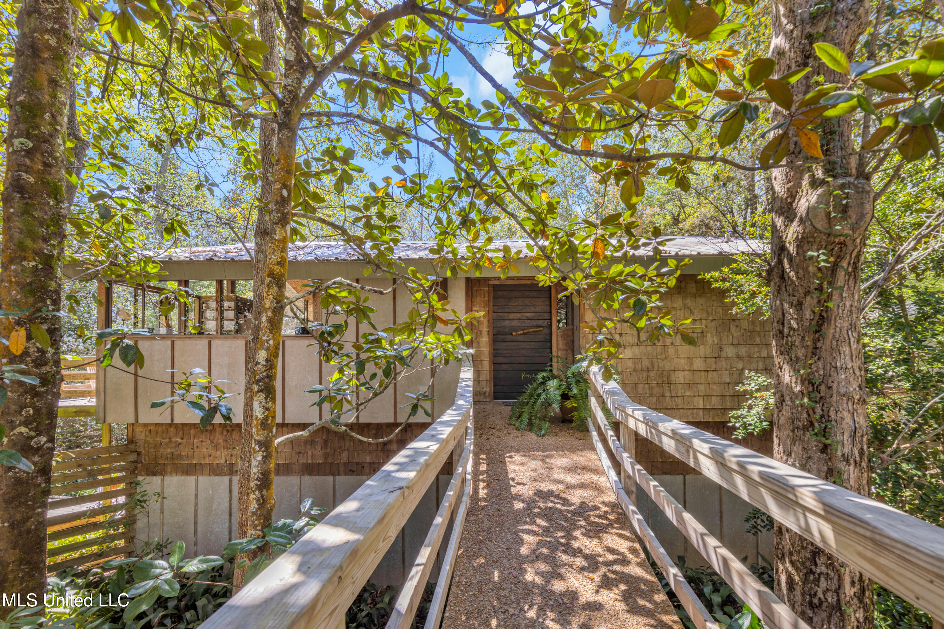 1101 Le Voyageur Drive, Ocean Springs, Mississippi image 1