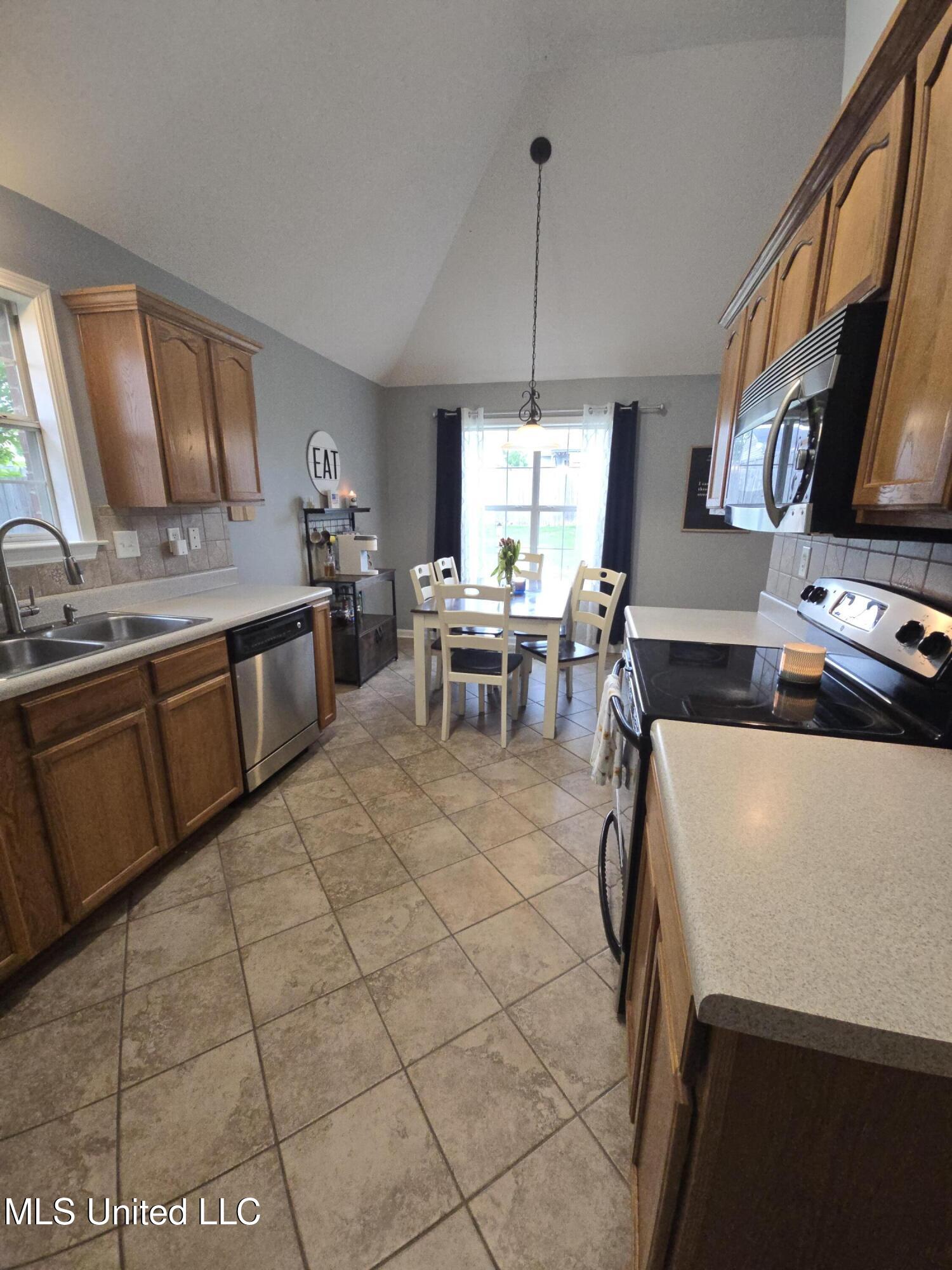 10708 Wyckford Drive Drive, Olive Branch, Mississippi image 9