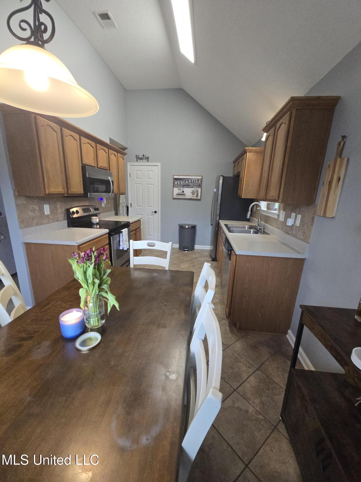 10708 Wyckford Drive Drive, Olive Branch, Mississippi image 10