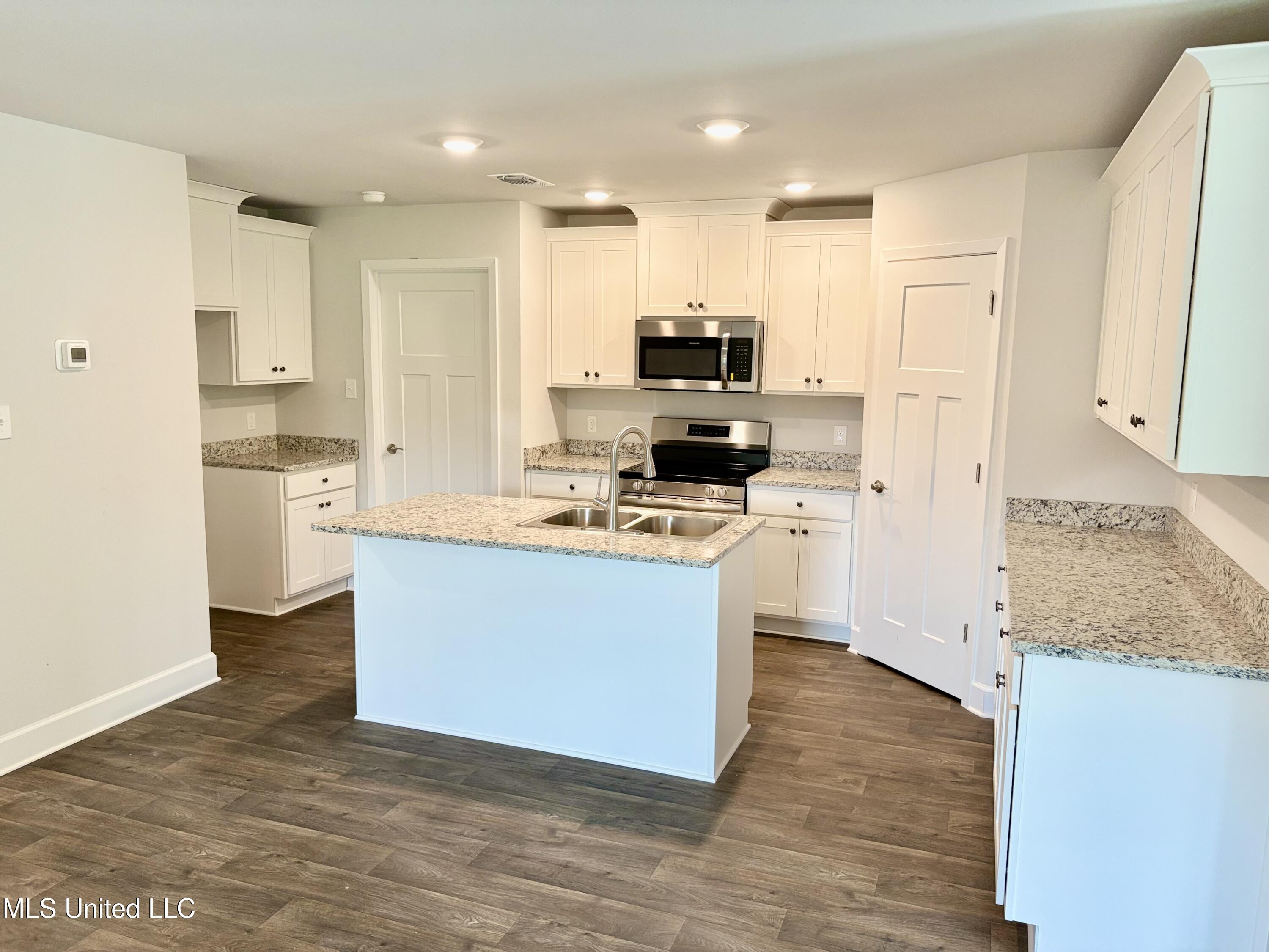 18042 Tiffany Renee Drive, Gulfport, Mississippi image 2