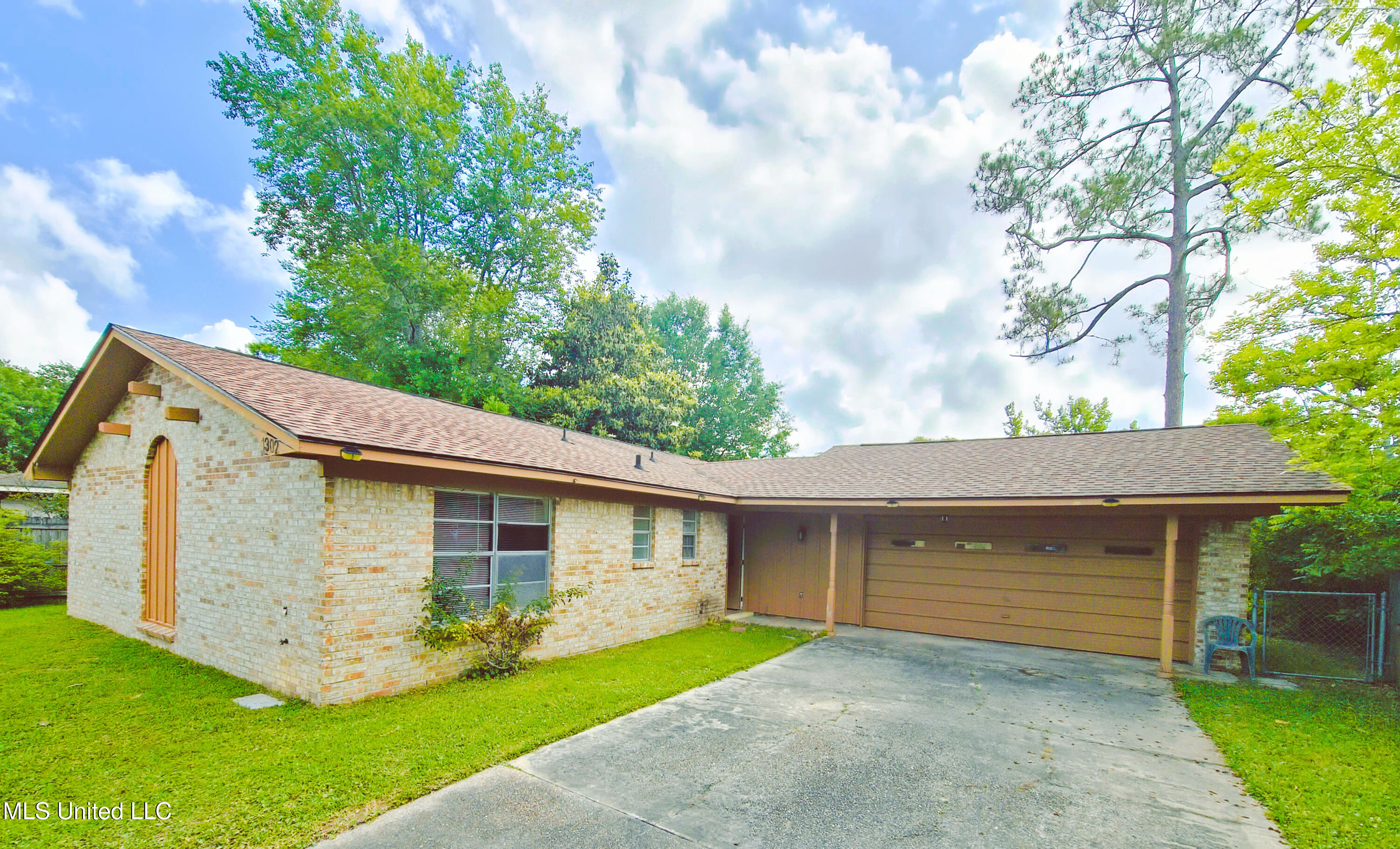 1302 Chalmette Avenue, Ocean Springs, Mississippi image 1