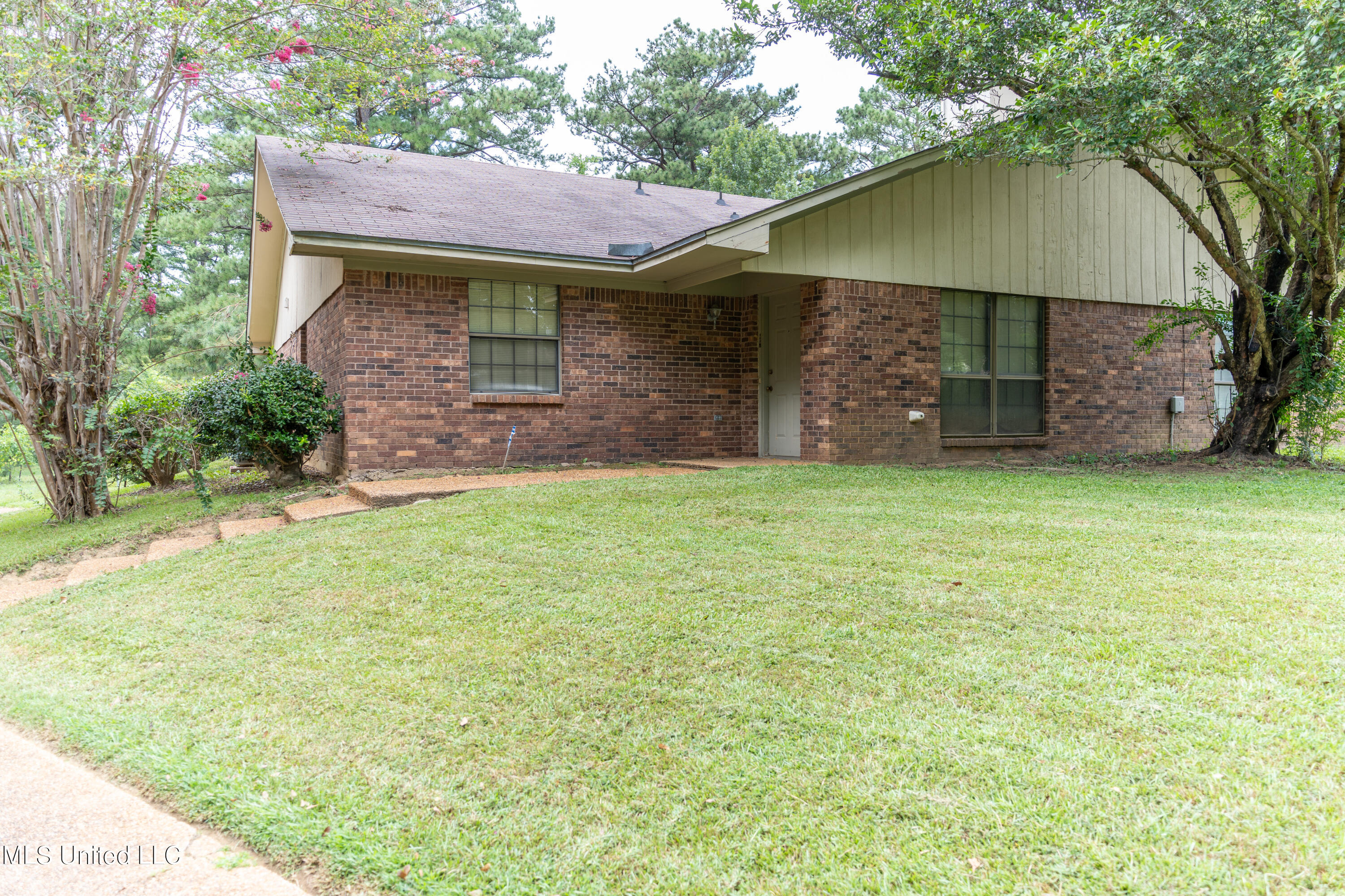 103 Lindale Circle #A, Clinton, Mississippi image 2