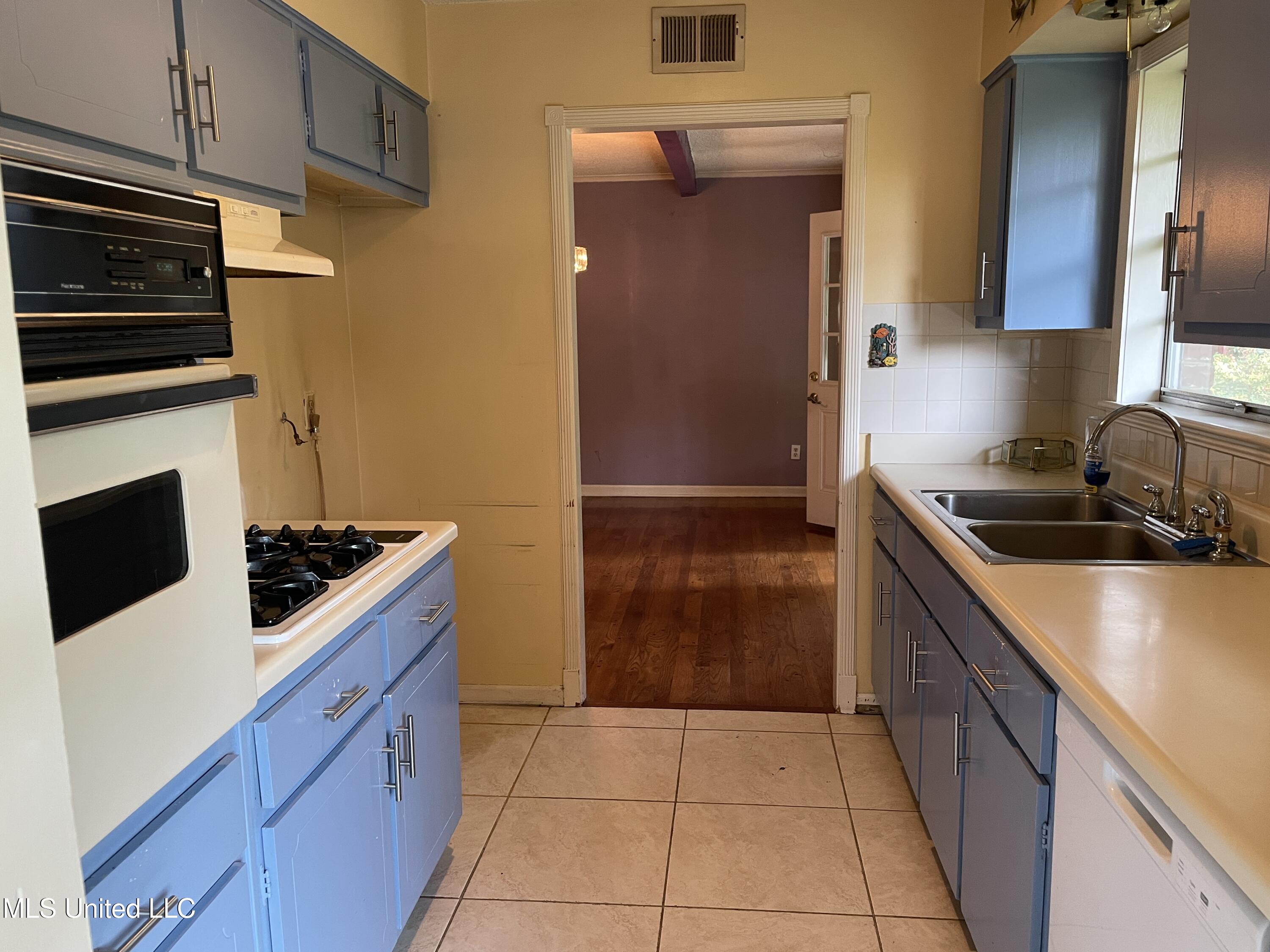 8699 Chesterfield Drive, Southaven, Mississippi image 3