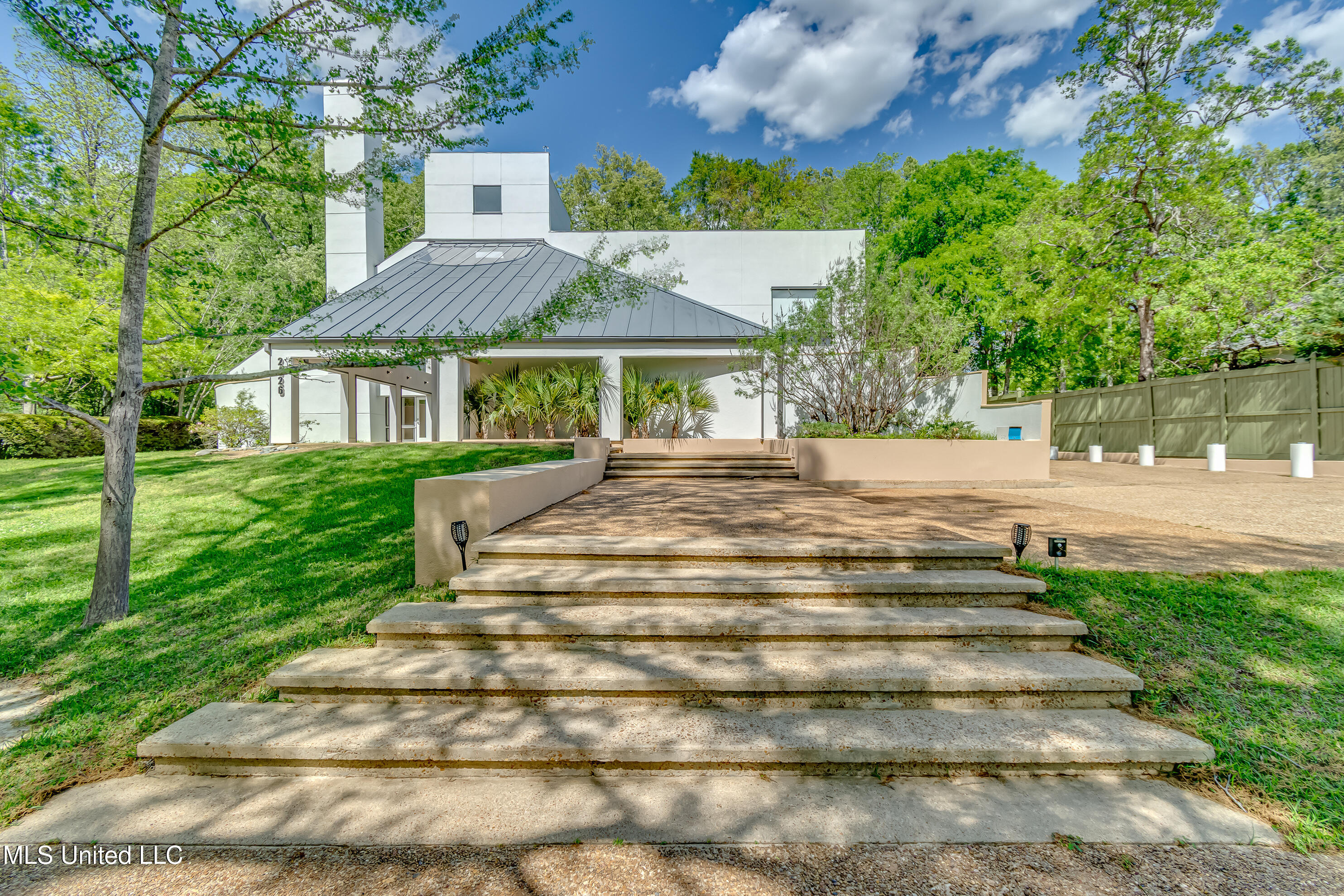 2426 Eastover Drive, Jackson, Mississippi image 2