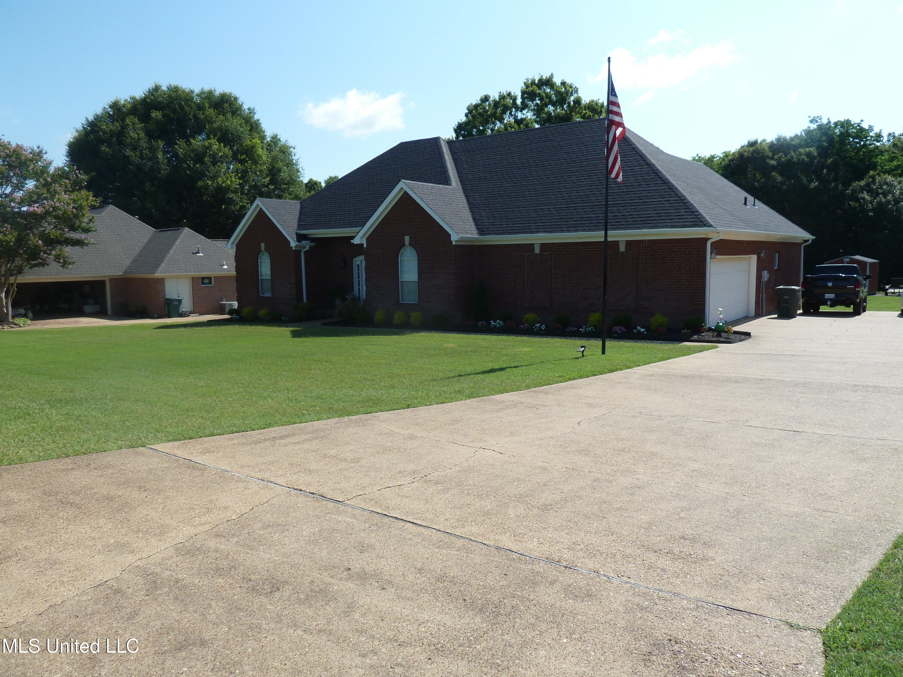 104 Leslie Drive, Senatobia, Mississippi image 2