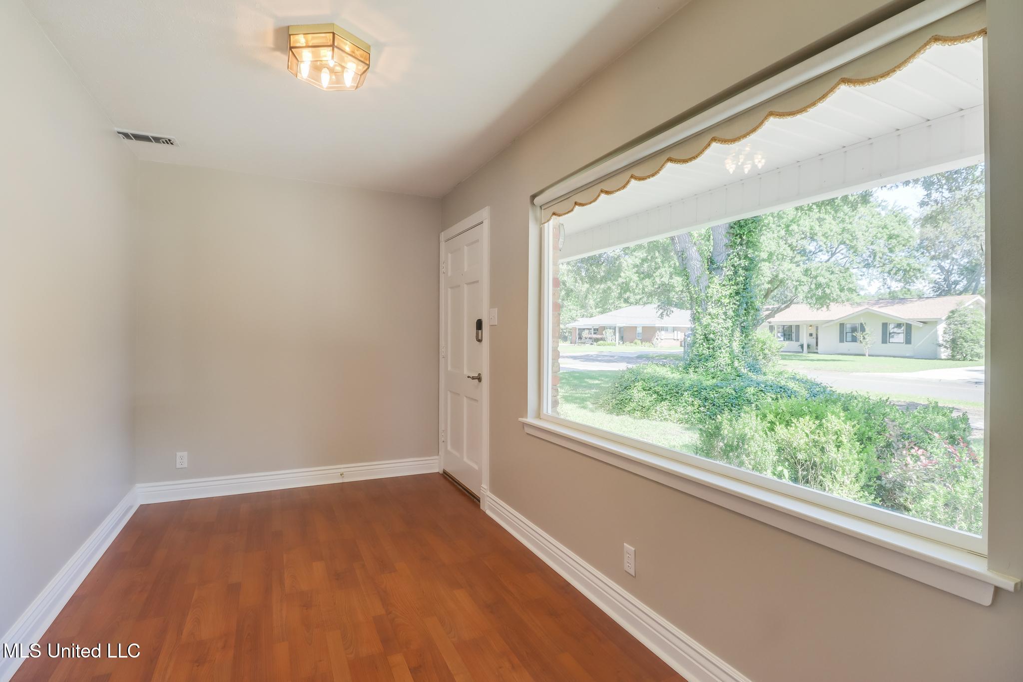 2802 Ridgewood Avenue, Pascagoula, Mississippi image 3