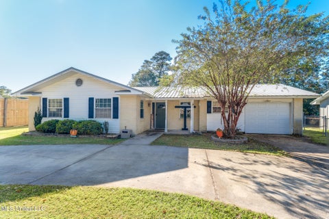 Homes For Sale - 3113 Beachview Drive<br/> Ocean Springs, MS 39564