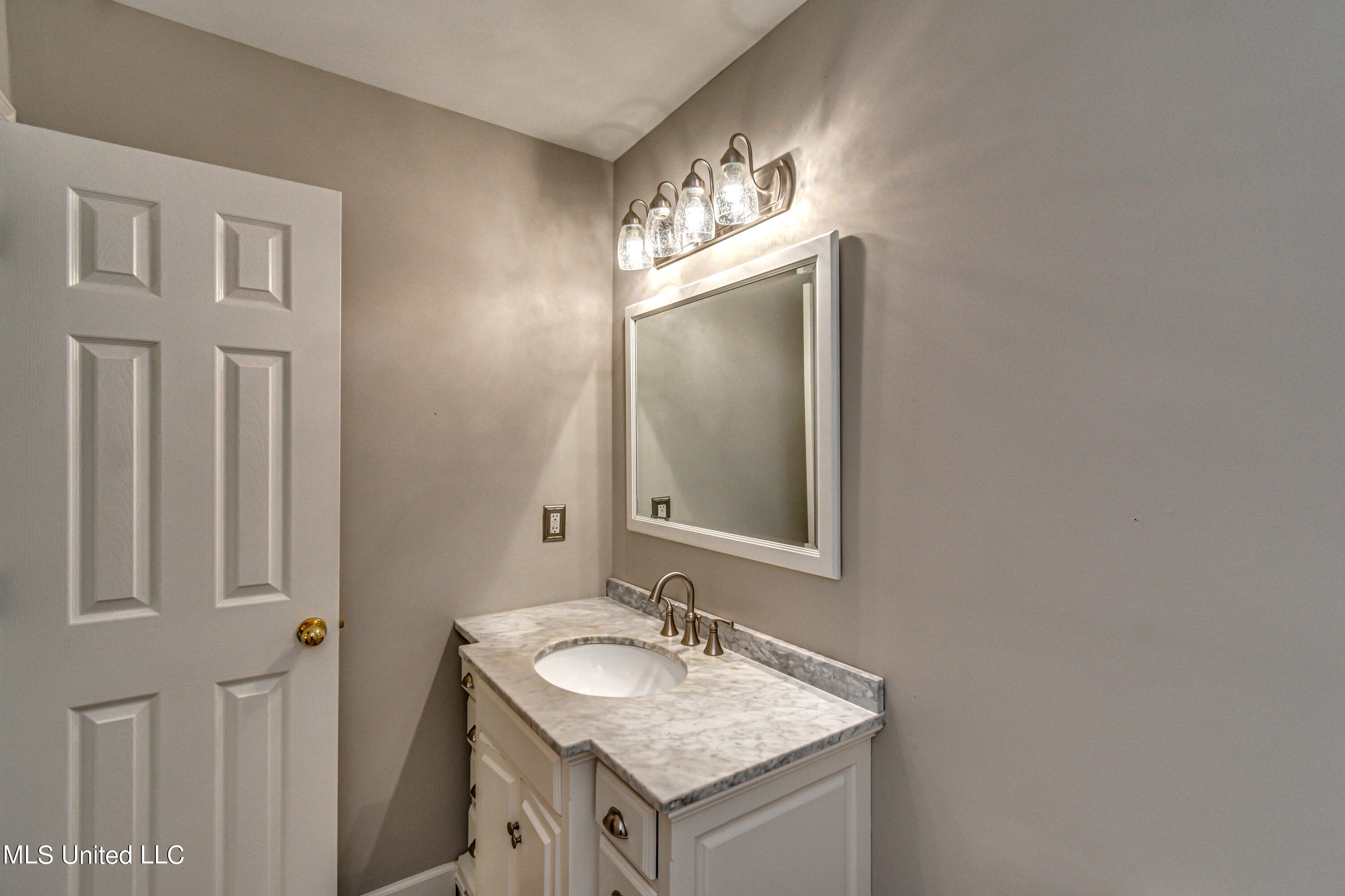 Ridgeland, Mississippi 39157, United States, 2 Bedrooms Bedrooms, ,3 BathroomsBathrooms,Residential,Pending,68907