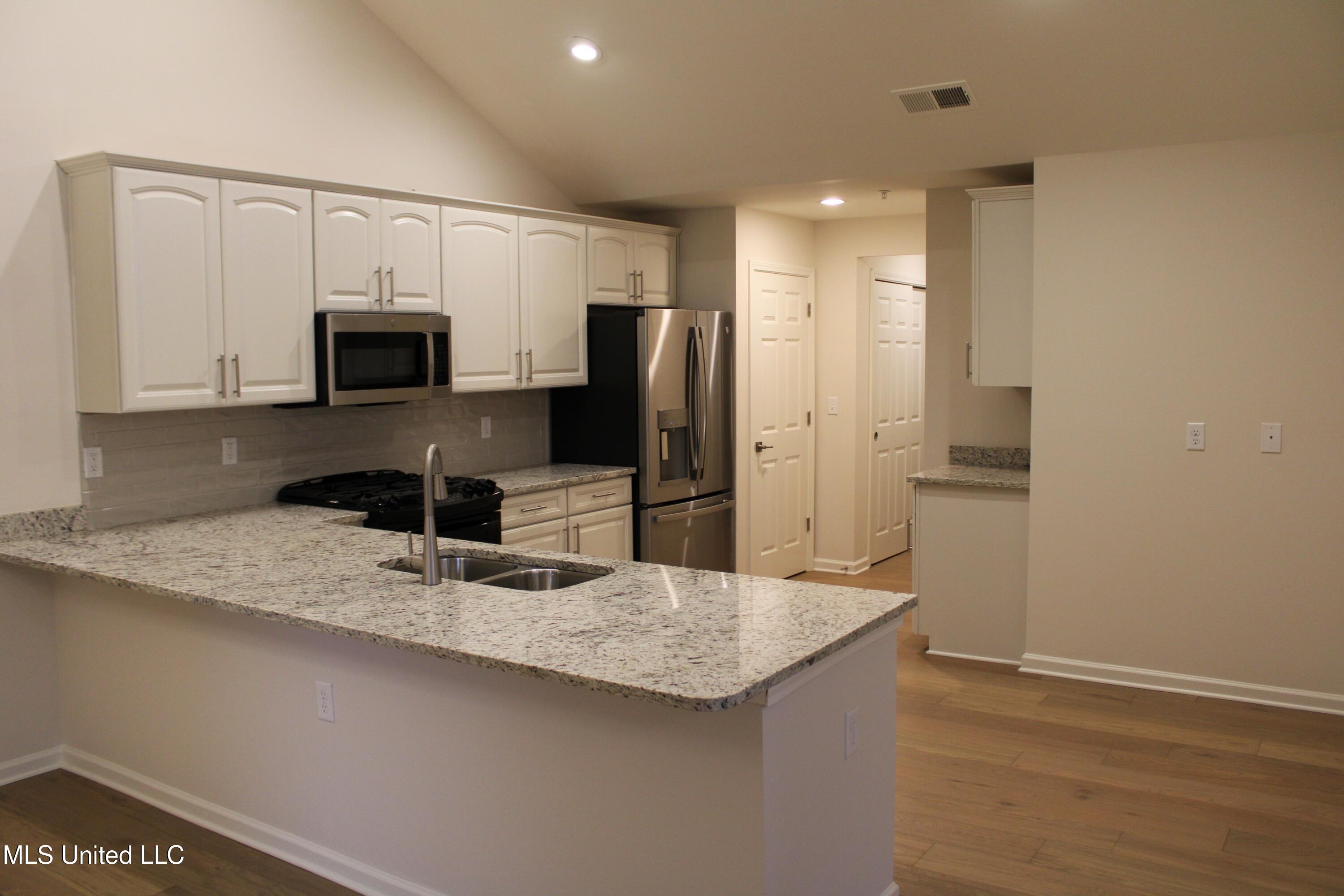 8653 Parkview Oaks Circle, Olive Branch, Mississippi image 9