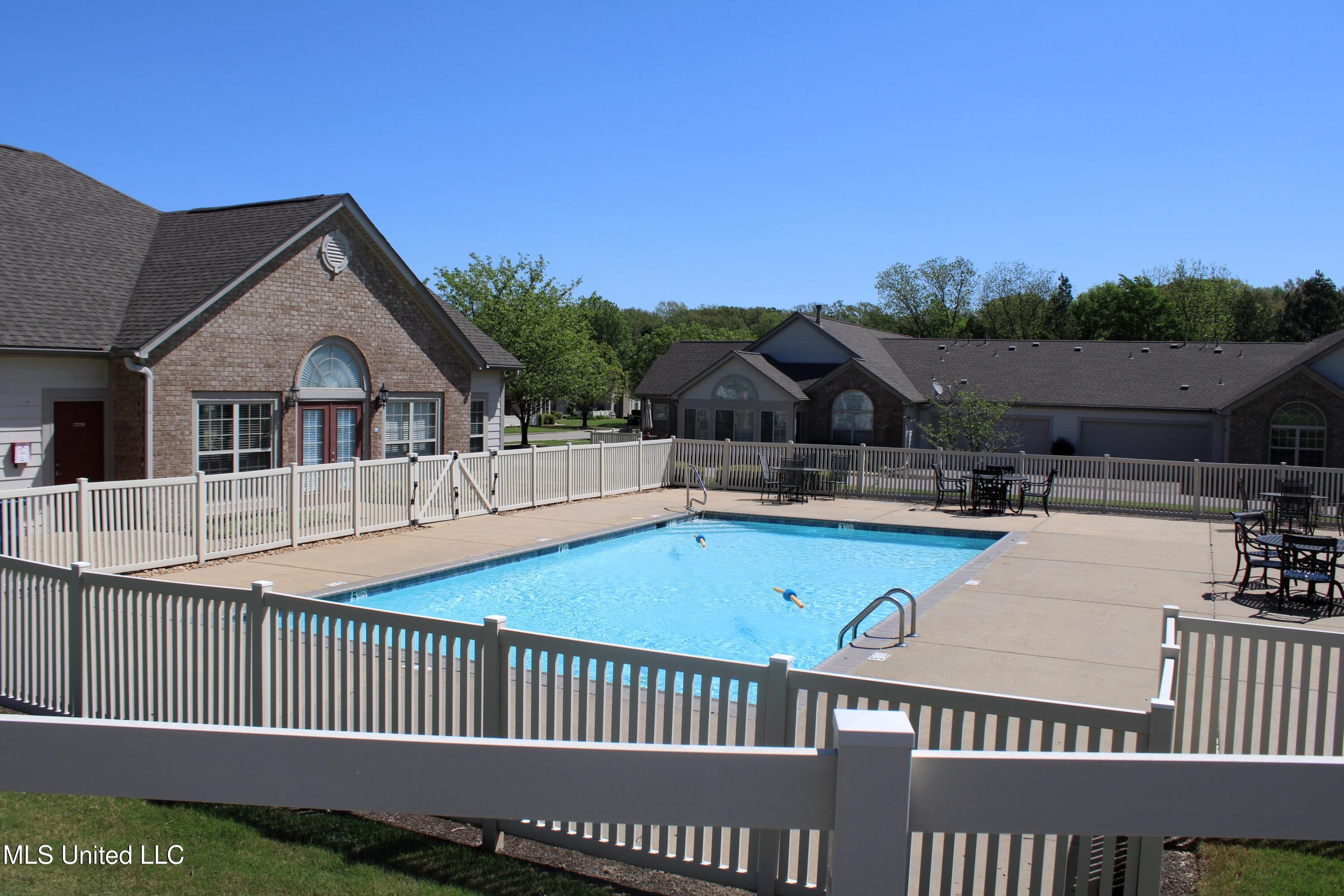 8653 Parkview Oaks Circle, Olive Branch, Mississippi image 2
