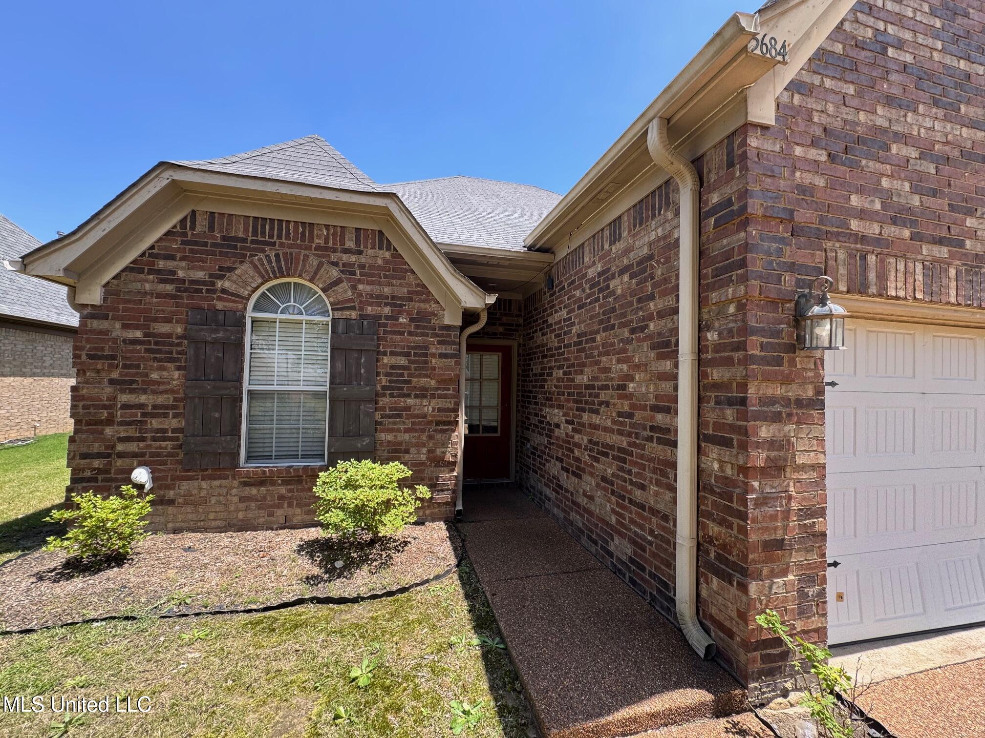 5684 E Bedford Loop, Southaven, Mississippi image 2